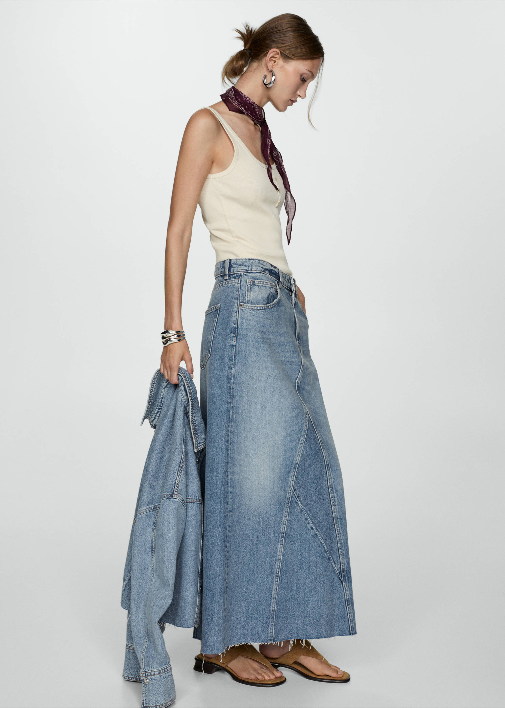 Slit denim skirt - Details of the article 2, Medium Blue. Ref: 77054017-00.