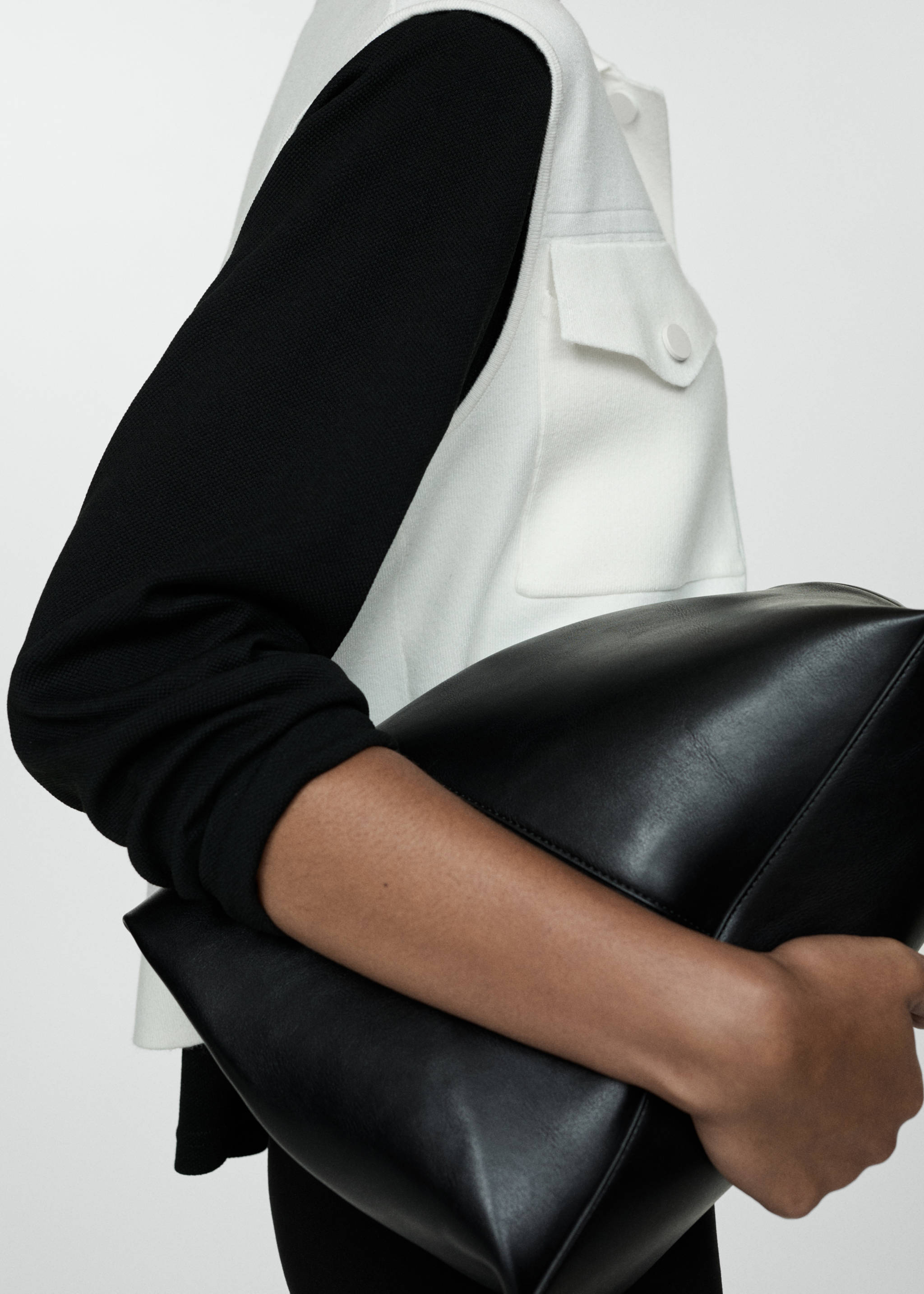 Knitted waistcoat with pockets - Details of the article 6