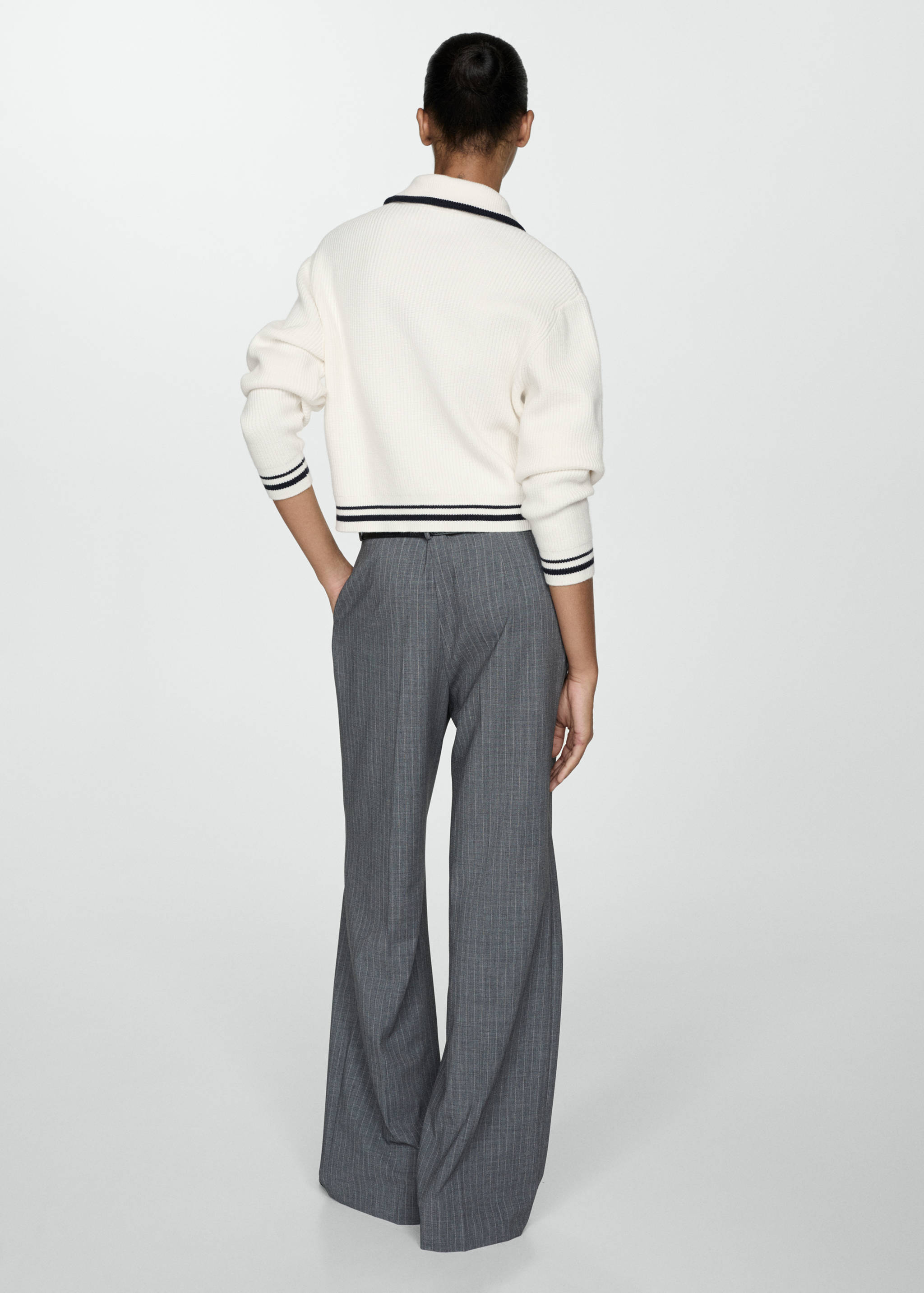 Sweter w paski z zamkiem na dekolcie - Tylna strona artykułu