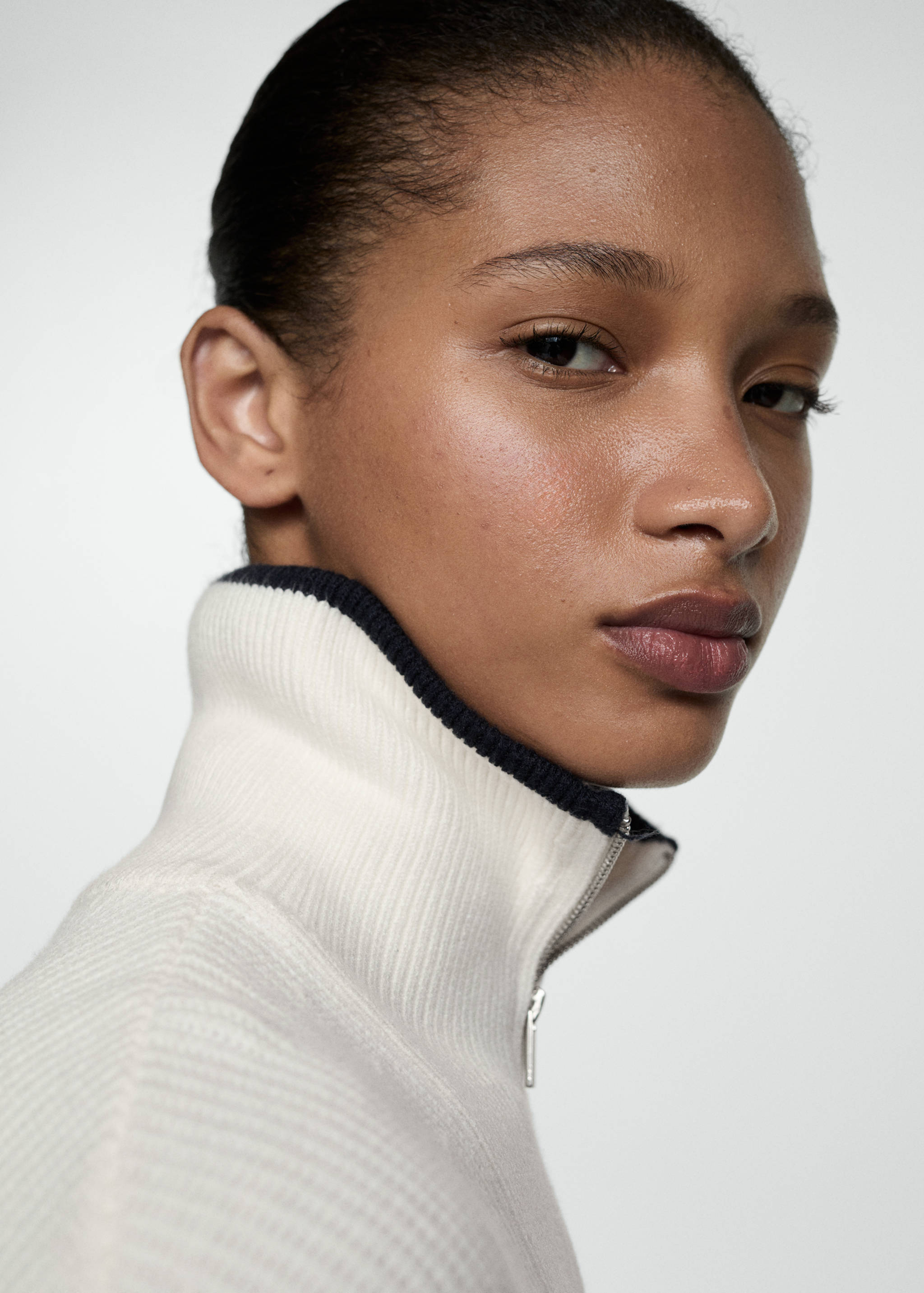 Sweter w paski z zamkiem na dekolcie - Szczegóły artykułu 1