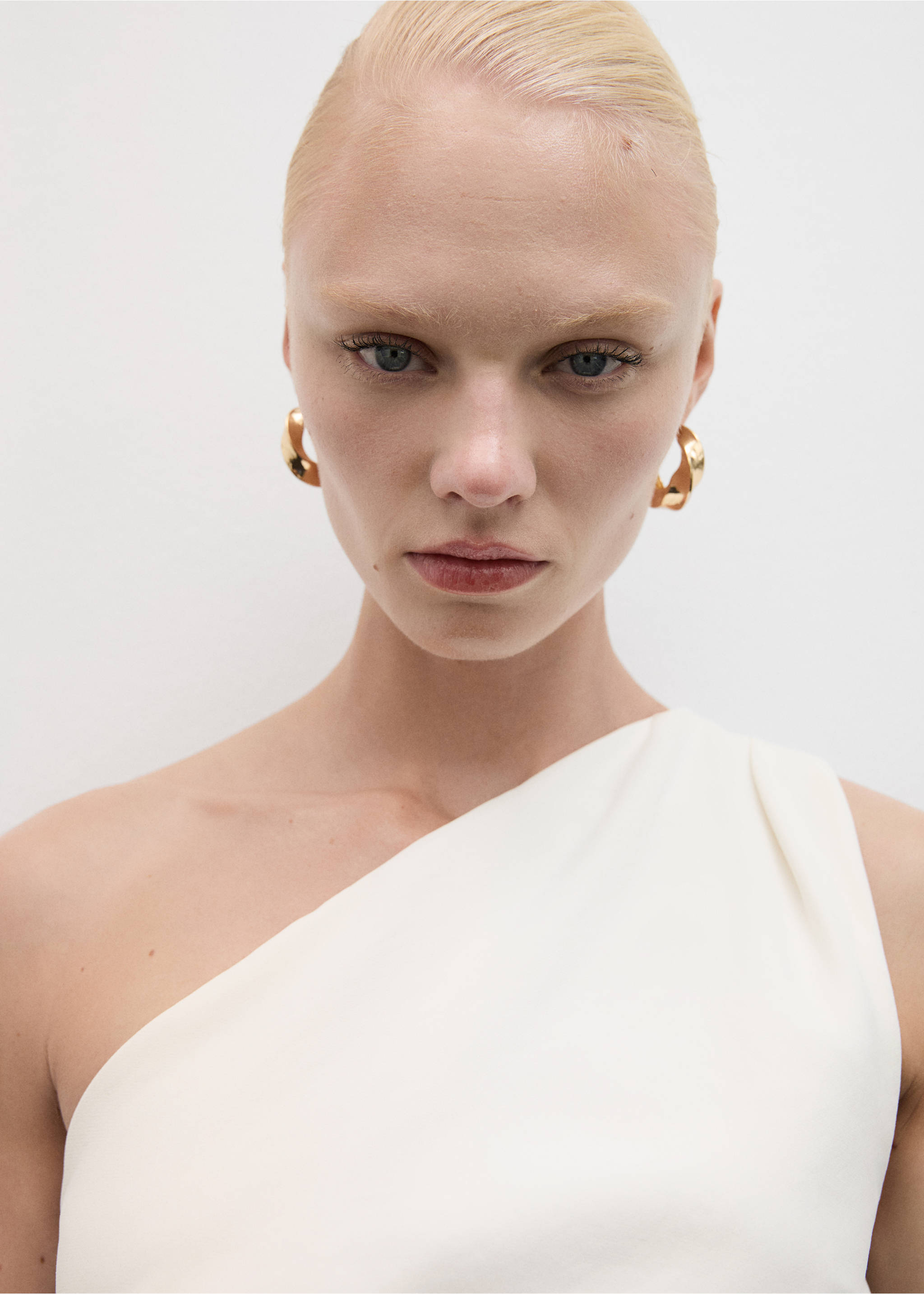 Ohrringe mit verdrehten Kreolen - Allgemeine Ansicht, Gold. Ref: 77054047-00.