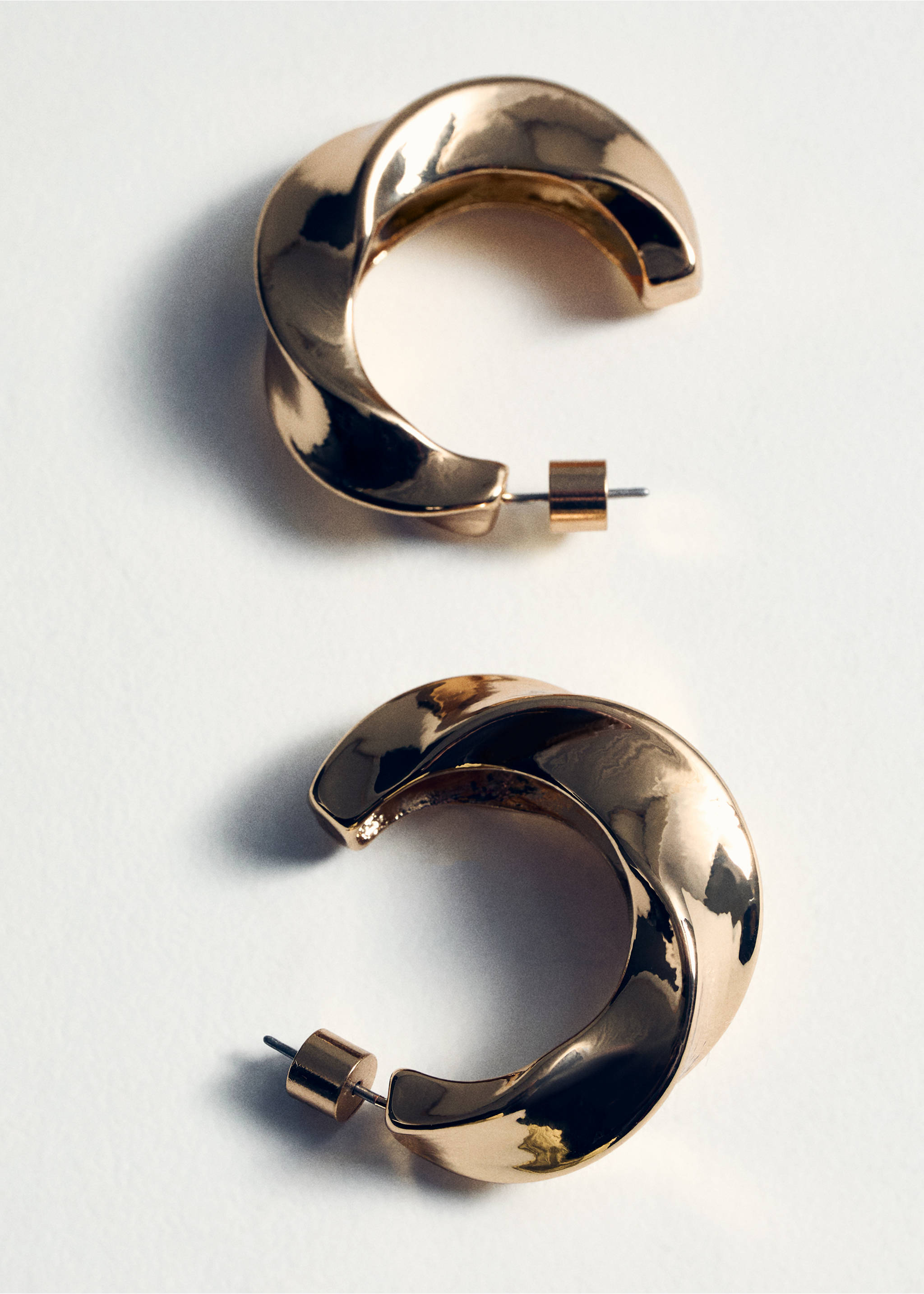 Ohrringe mit verdrehten Kreolen - Detail des Artikels 5, Gold. Ref: 77054047-00.