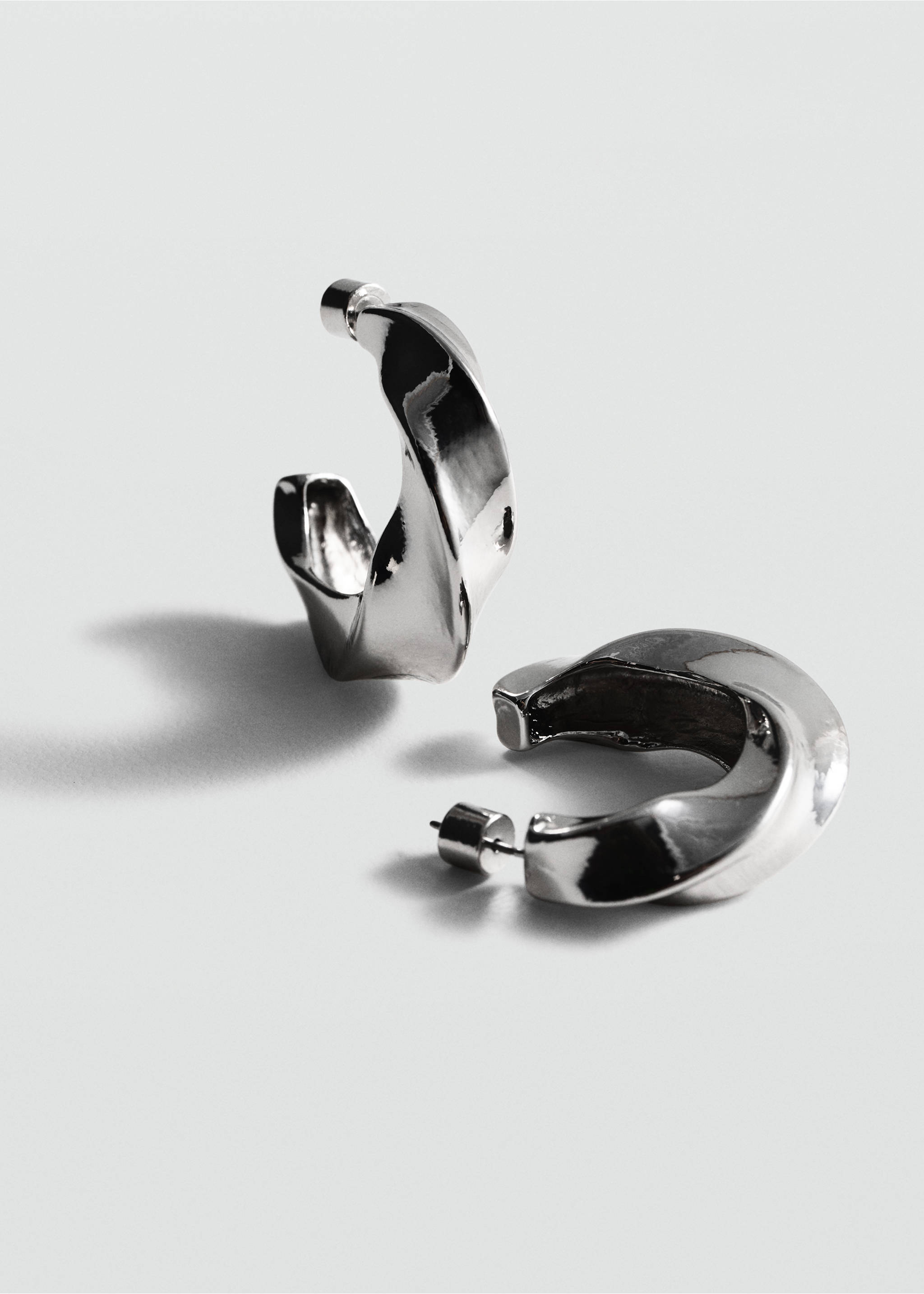 Ohrringe mit verdrehten Kreolen - Mittlere Ansicht, Silber. Ref: 77054047-00.