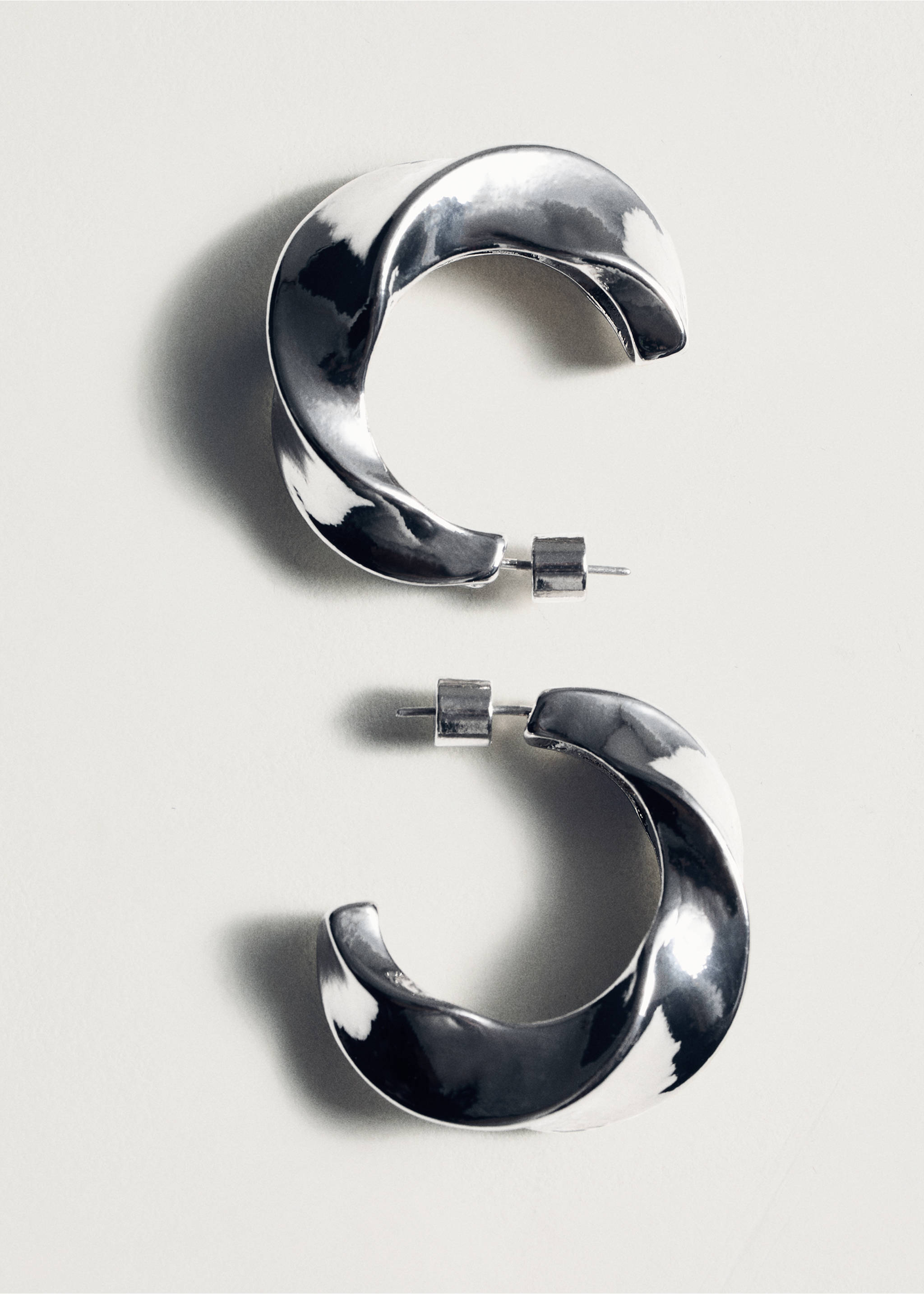 Ohrringe mit verdrehten Kreolen - Detail des Artikels 5, Silber. Ref: 77054047-00.