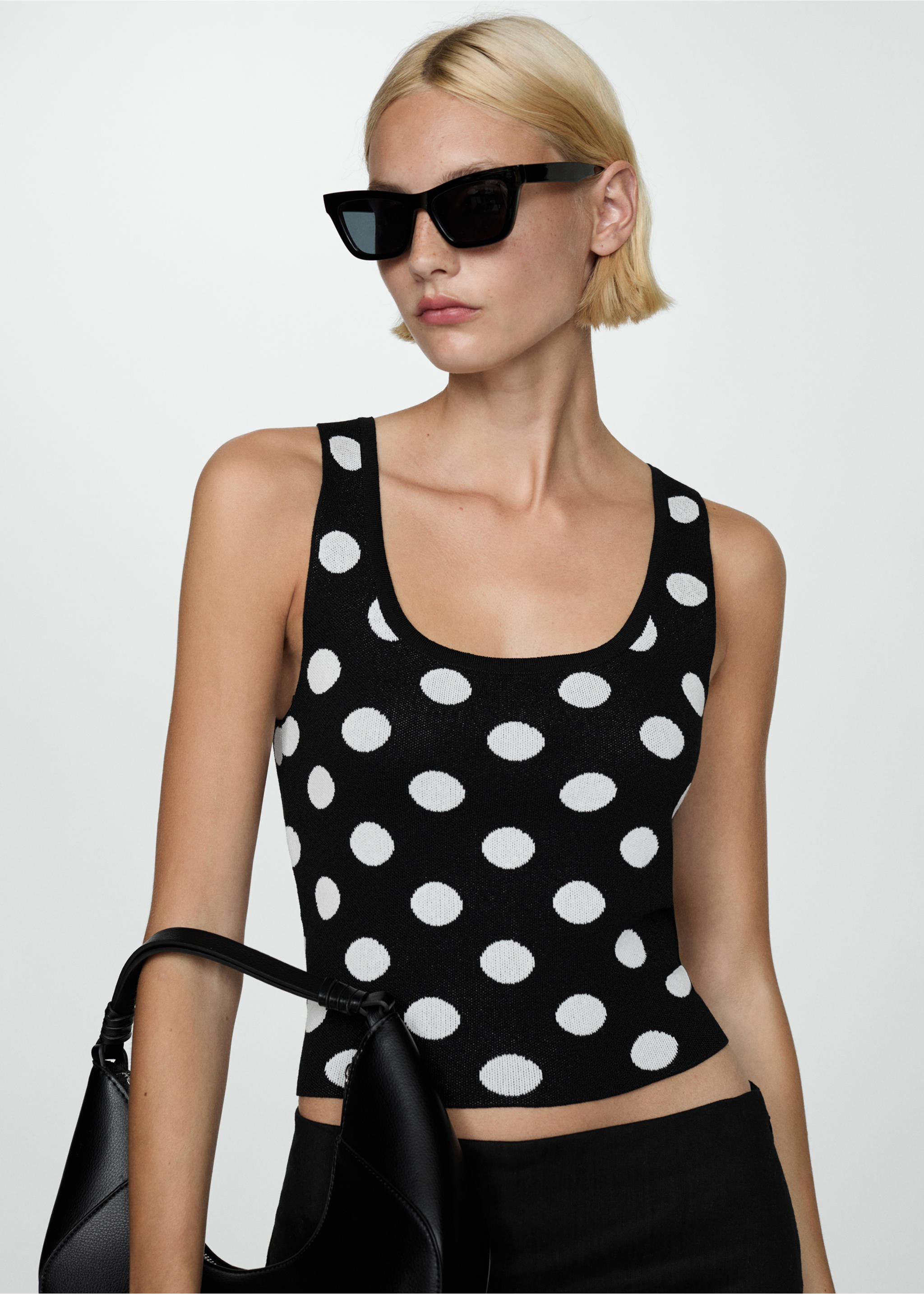 Polka-dot knitted top - Medium plane, Black. Ref: 77054062-00.