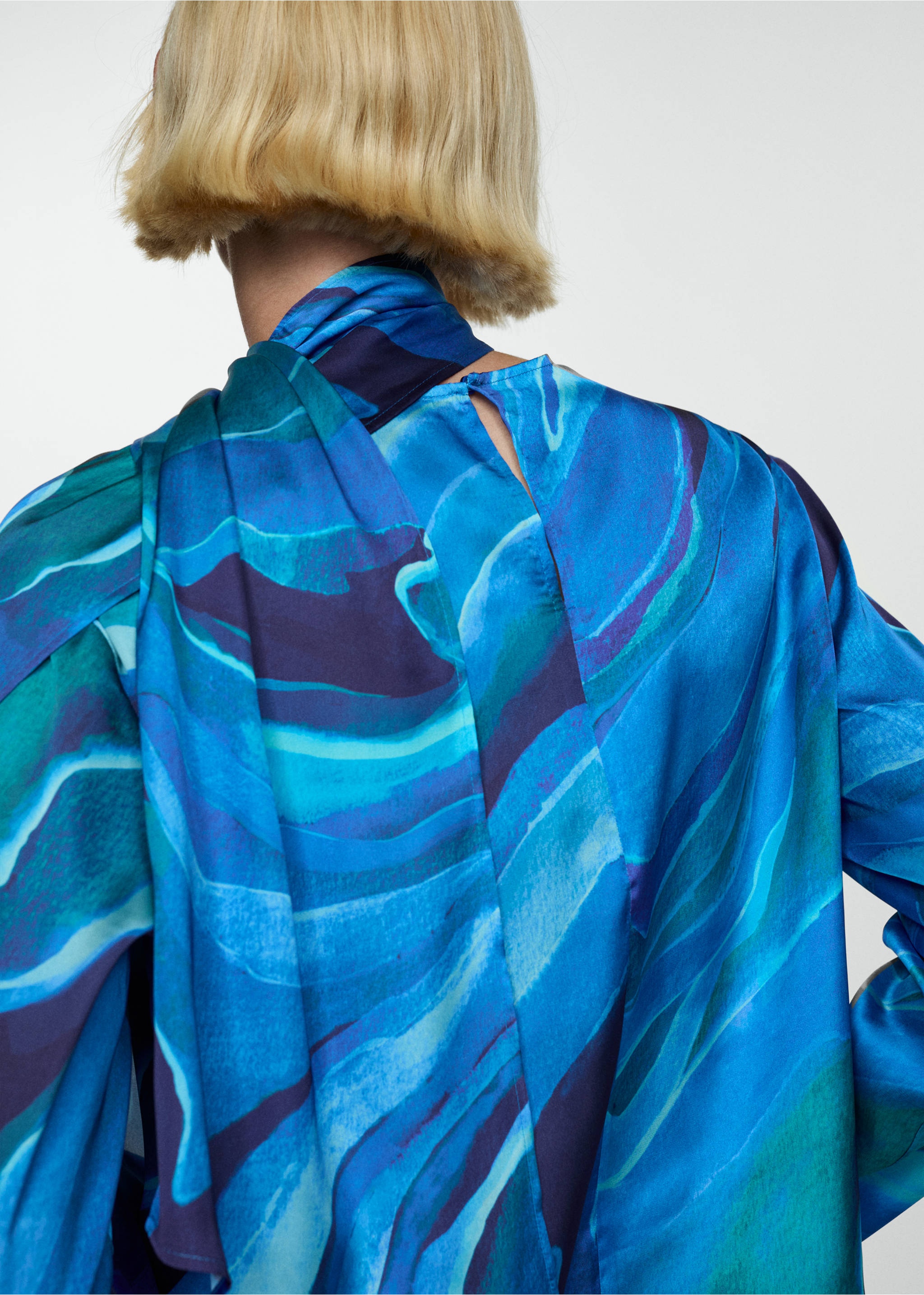 Blouse imprimée satinée col bénitier - Détail de l'article 6, Bleu. Ref: 77054063-00.