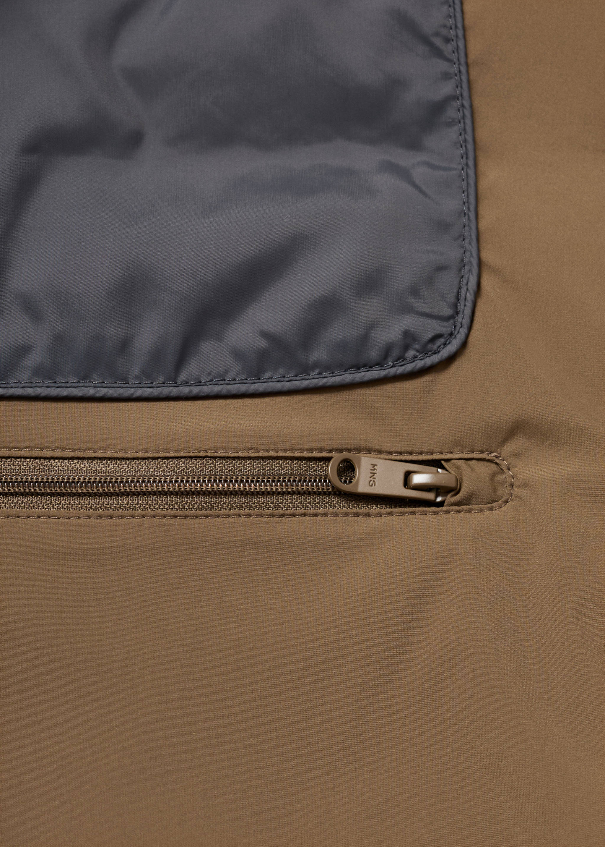 Täckväst fjäderstoppning - Detaljer om artikeln 0