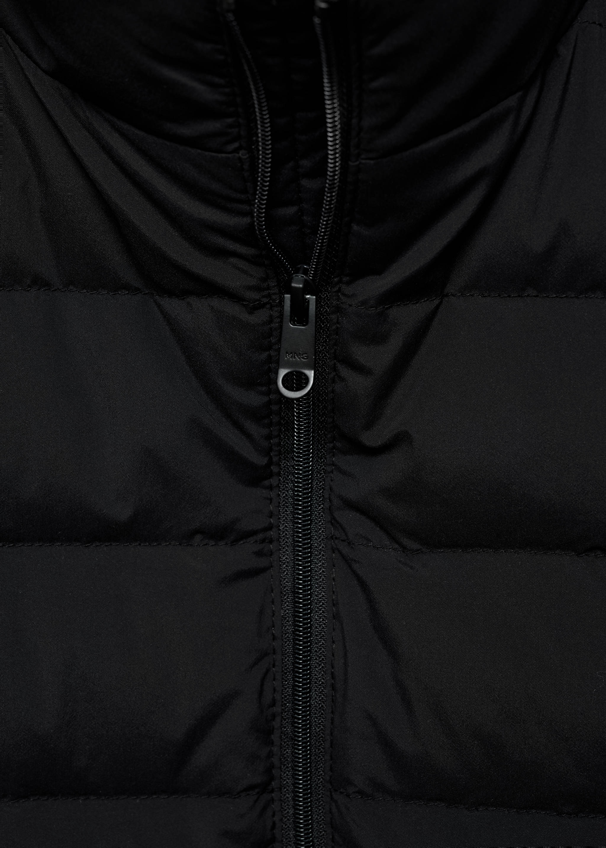 Colete acolchoado com enchimento de penas - Pormenor do artigo 8