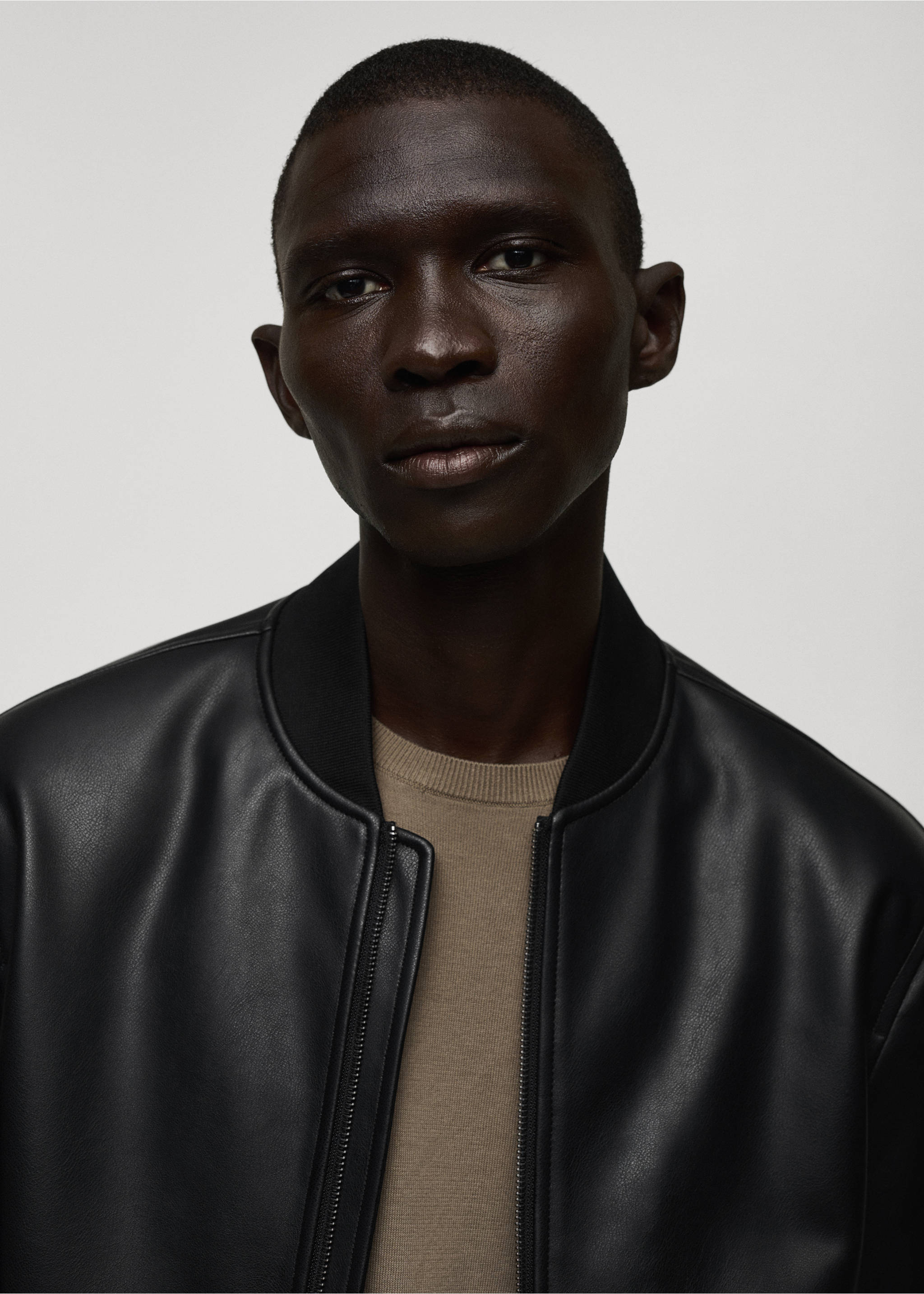 Bomberjacke mit Leder-Effekt - Detail des Artikels 1, Schwarz. Ref: 77054446-00.