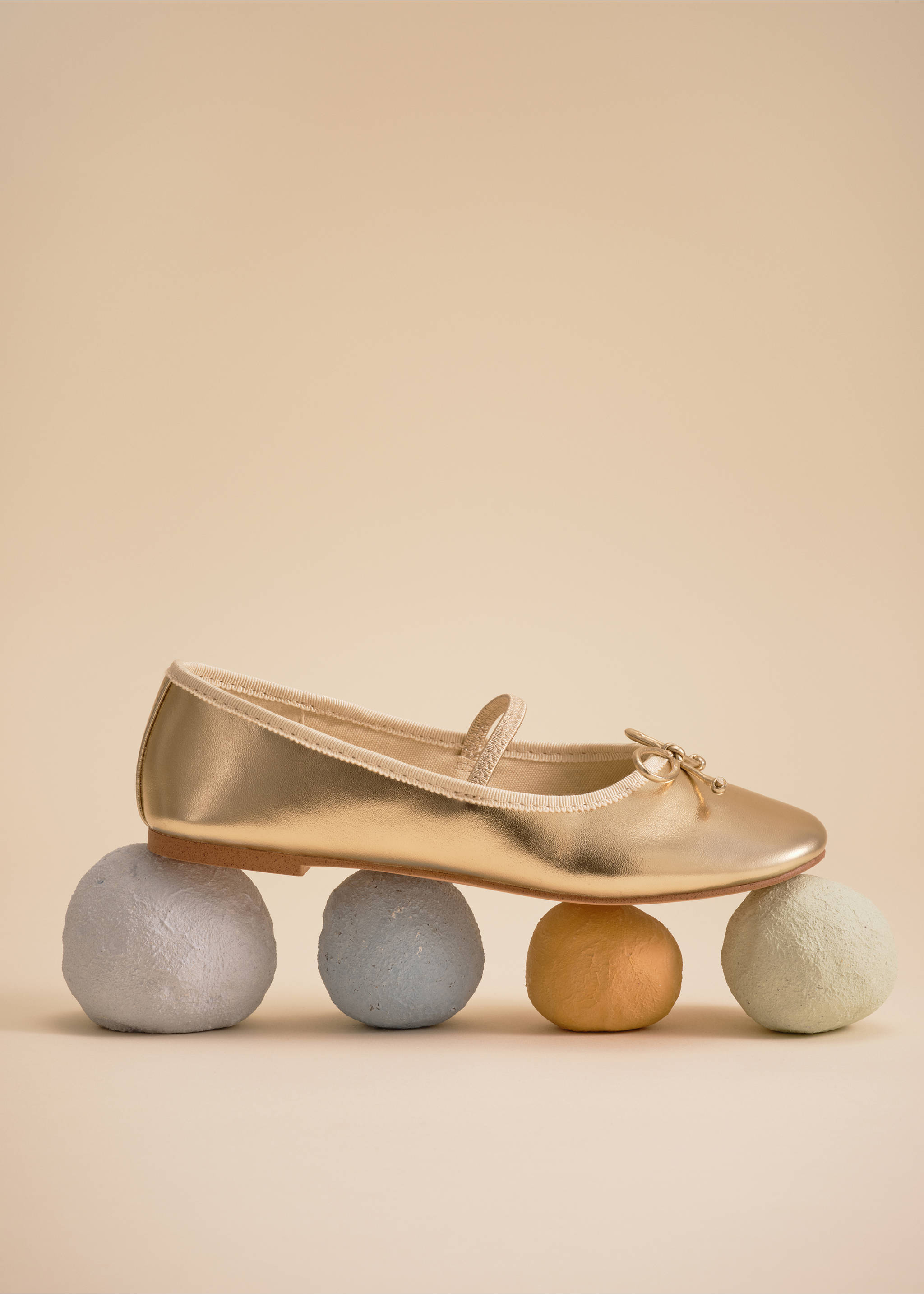 Metallic strip ballerinas - Details of the article 5, Gold. Ref: 77054763-00.