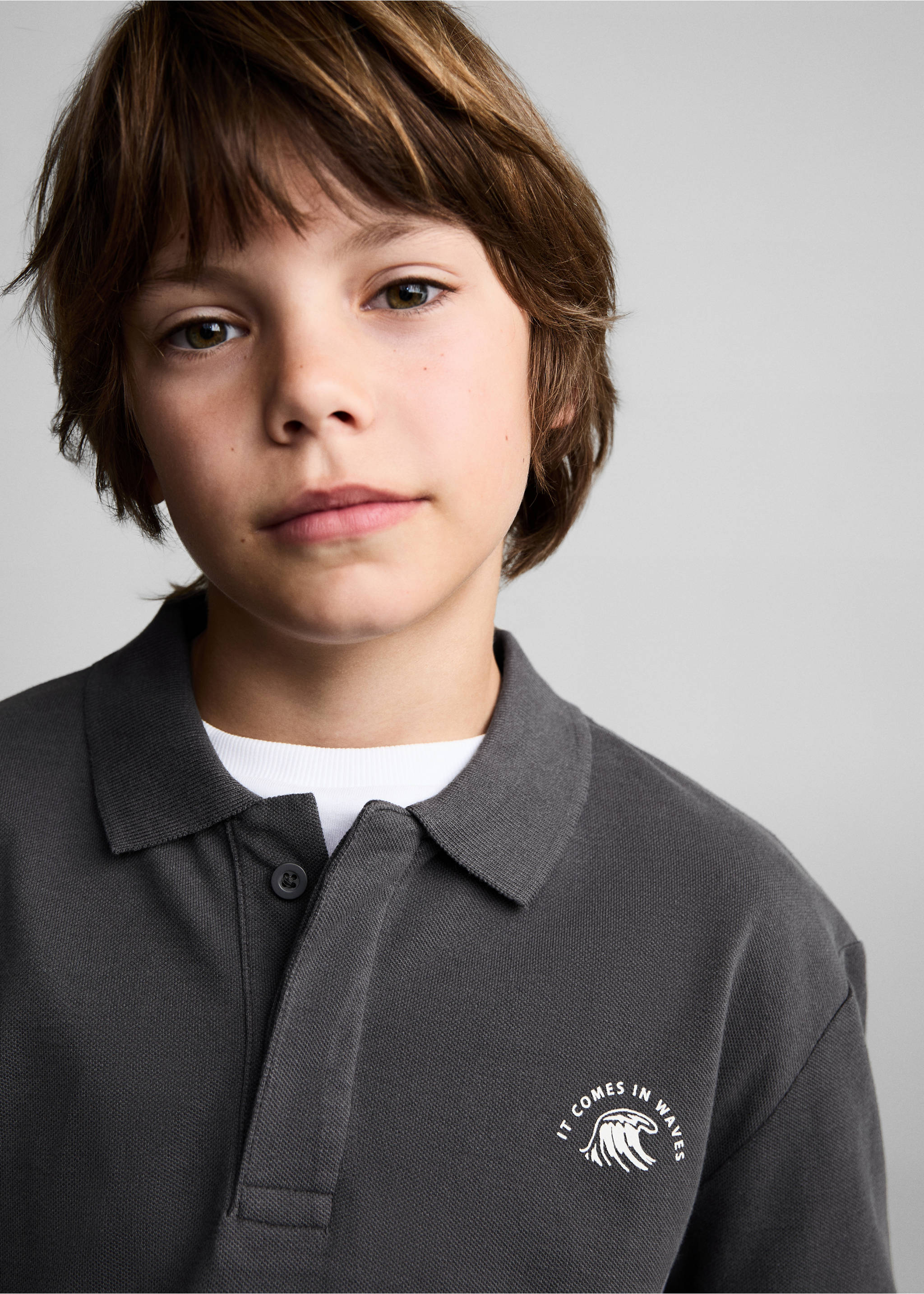Polo detall brodat - Detall de l'article 1, Gris antracita. Ref: 77054764-00.
