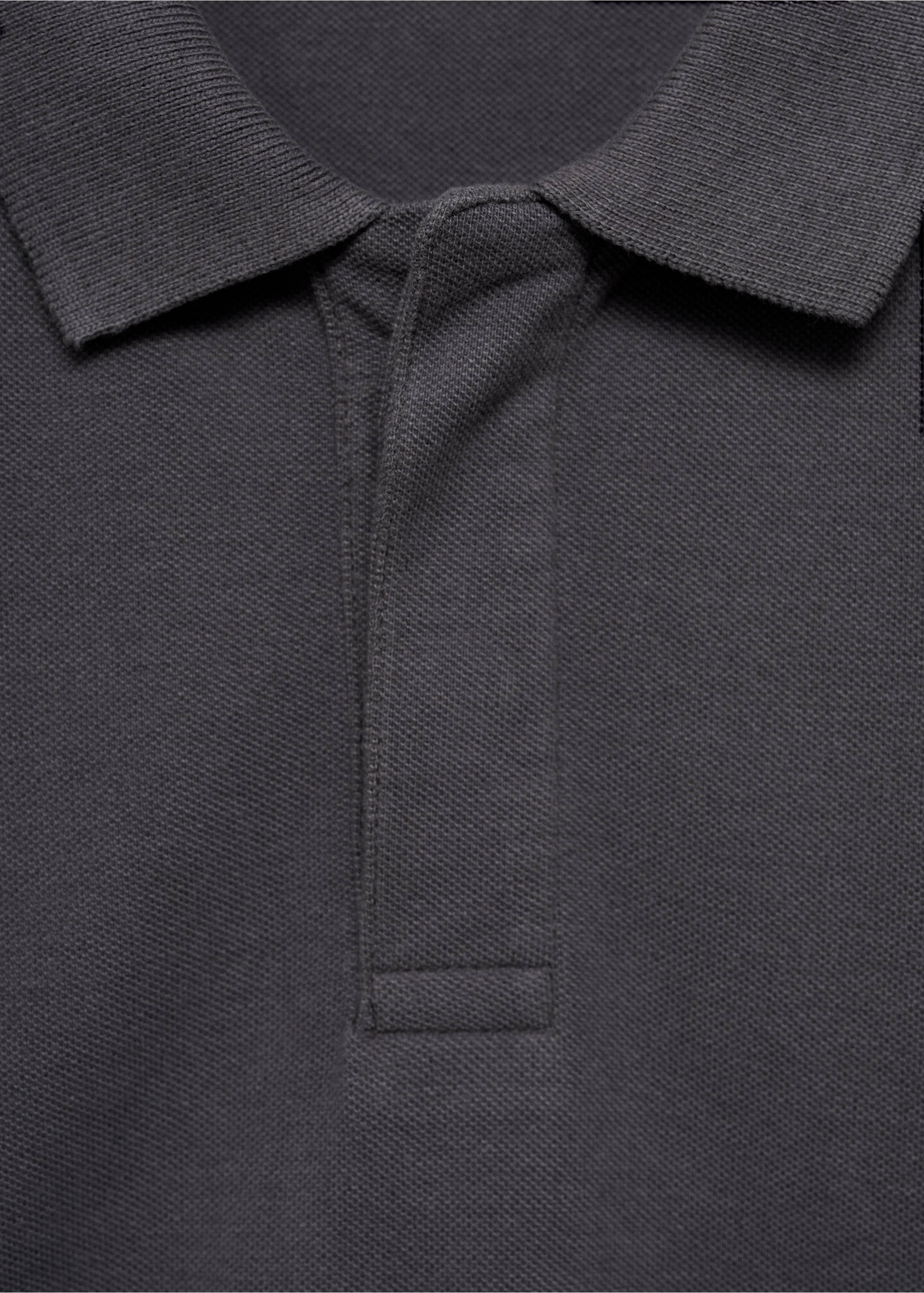 Polo detall brodat - Detall de l'article 8, Gris antracita. Ref: 77054764-00.