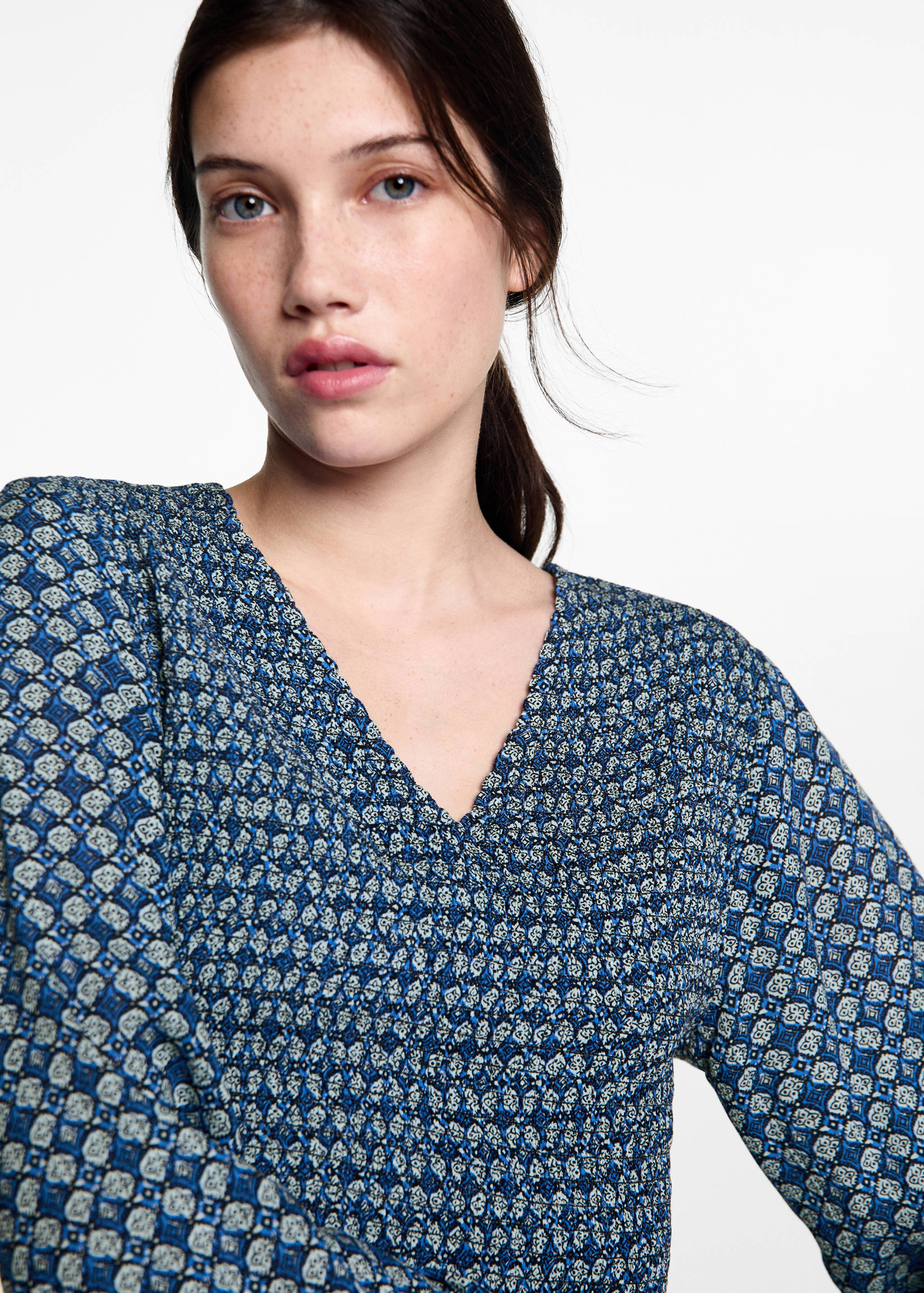 Gemusterte Bluse mit Raffdetails - Detail des Artikels 1