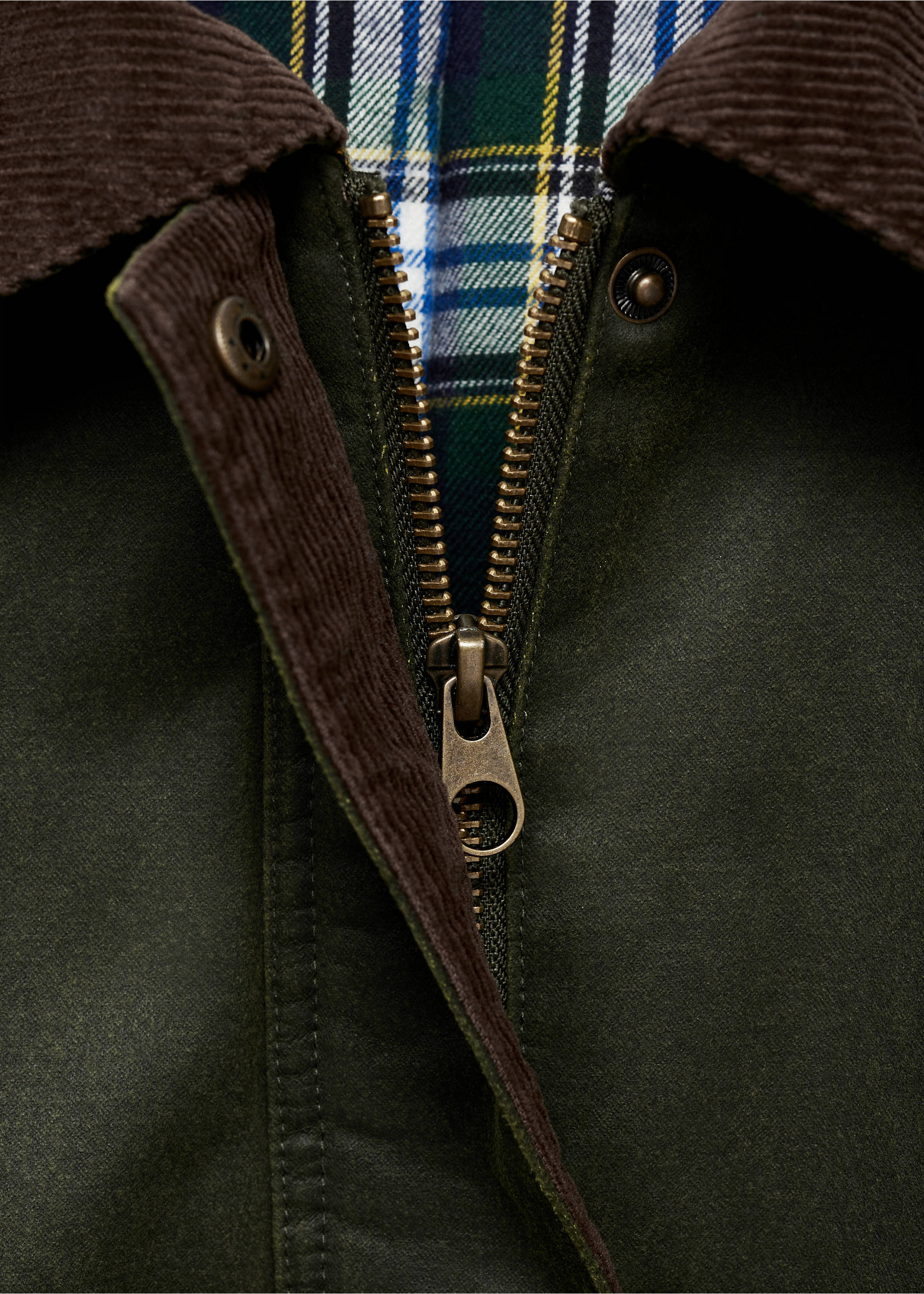Long waxed-effect parka - Details of the article 8, Green. Ref: 77055631-00.