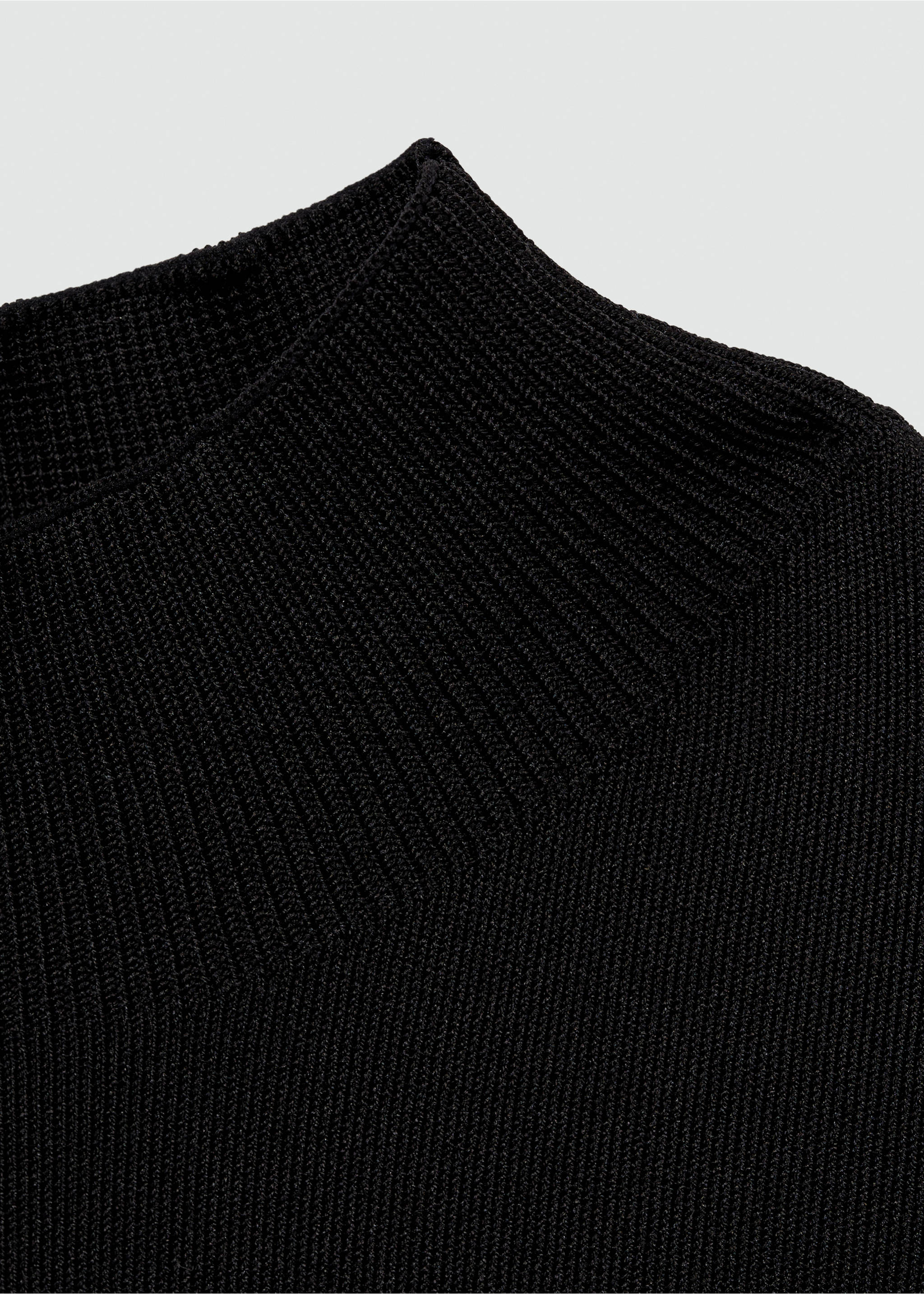 Strickkleid mit halbhohem Kragen - Detail des Artikels 8, Schwarz. Ref: 77055641-00.