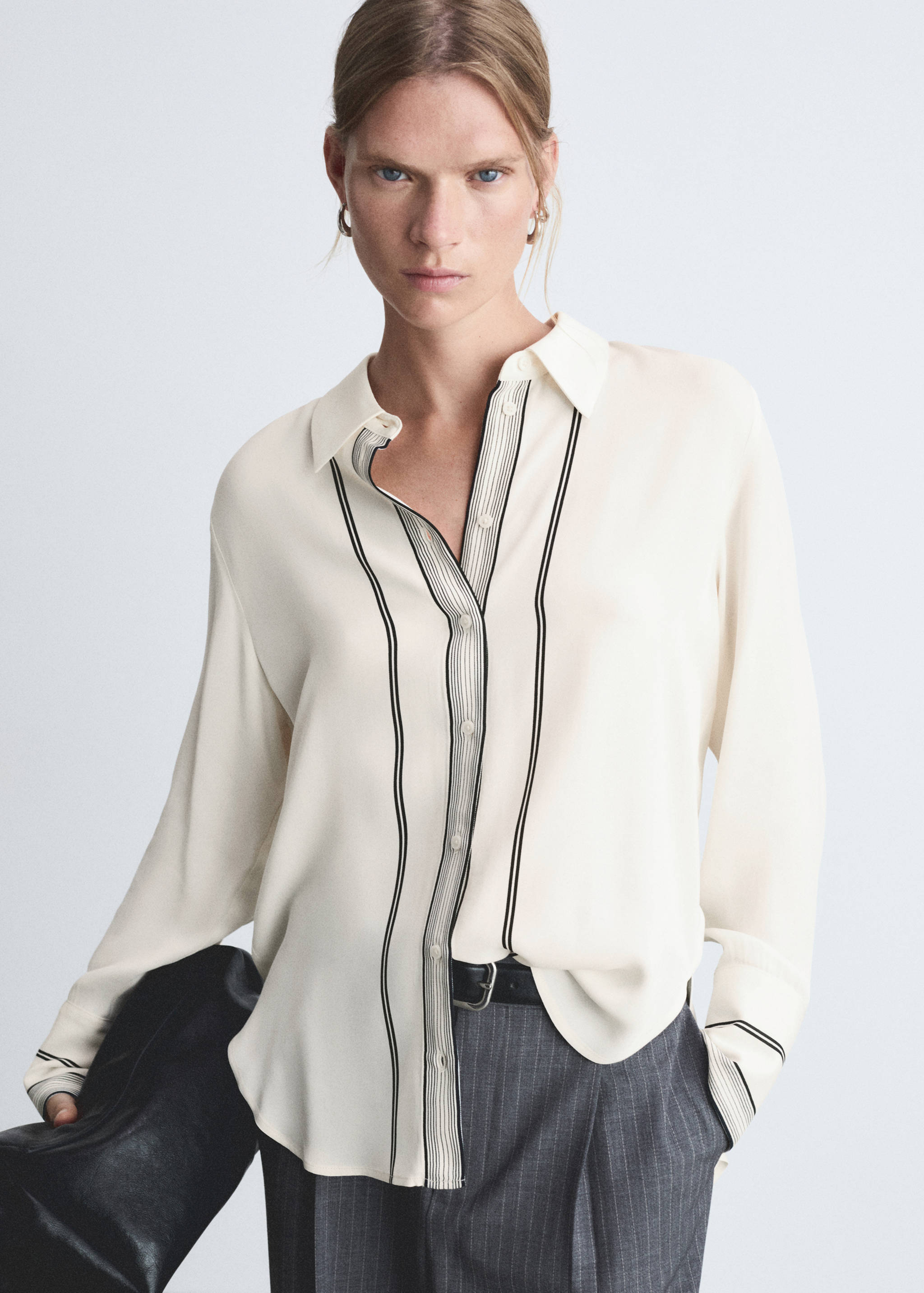 Camisa detalles contraste - Plano medio