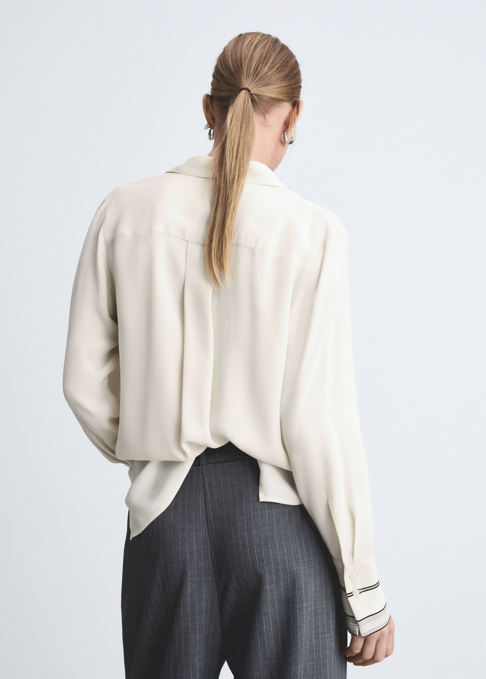 Camisa detalles contraste - Reverso del artículo