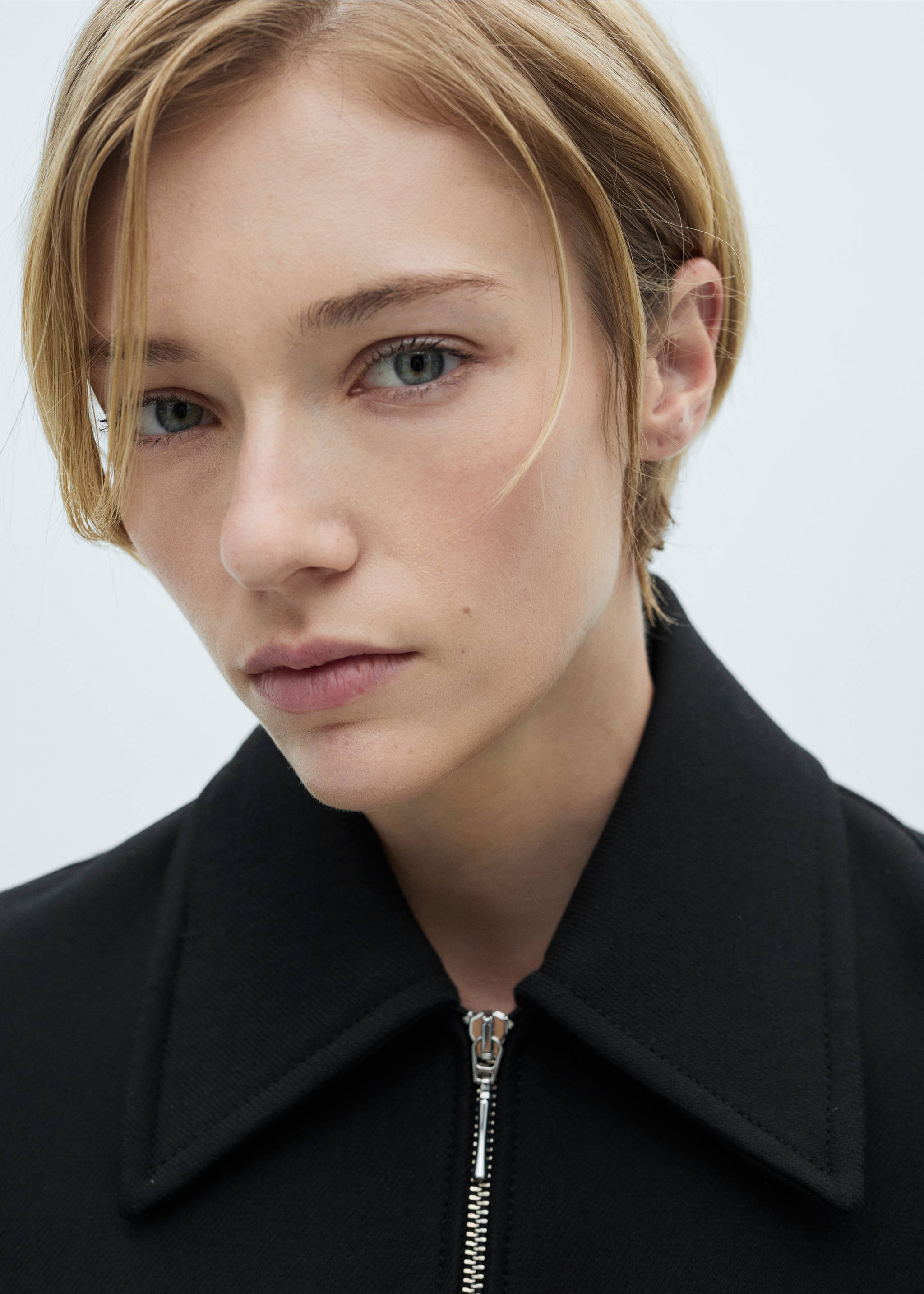 Zip straight-cut coat - Details of the article 1, Black. Ref: 77055648-00.