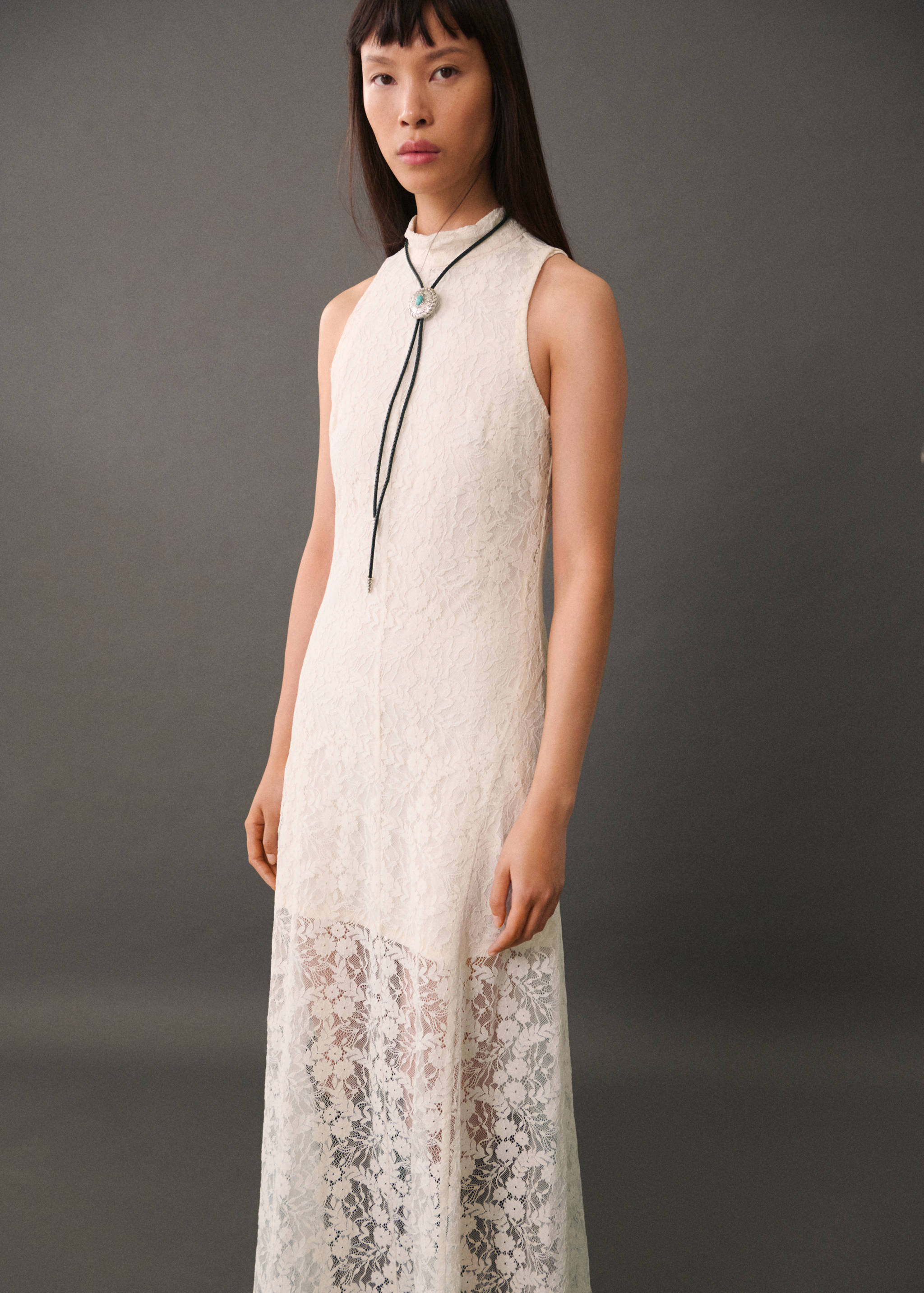 Robe longue dentelle - Plan moyen