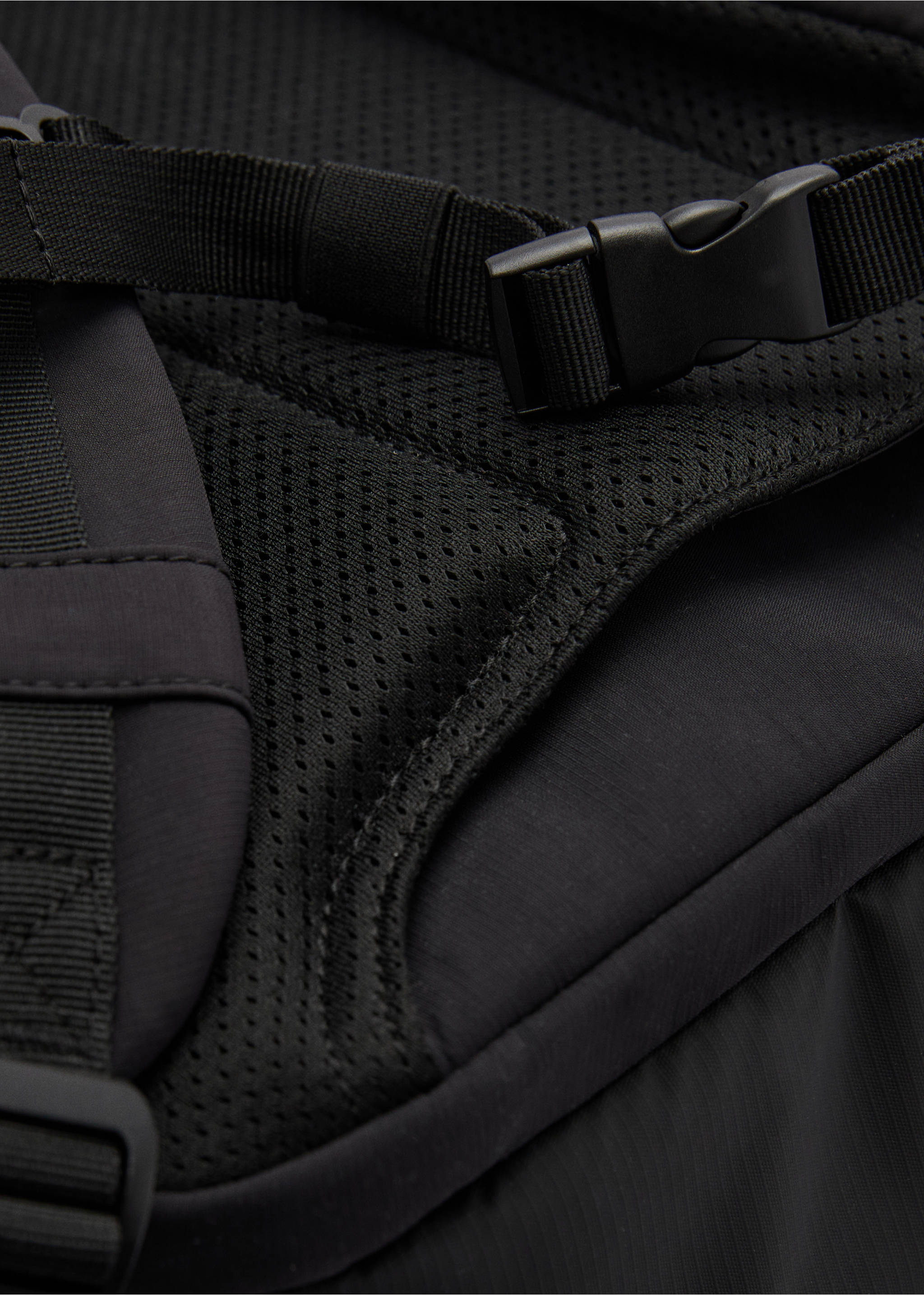 Wasserabweisender Rucksack mit USB-Anschluss - Detail des Artikels 2, Schwarz. Ref: 77055976-00.