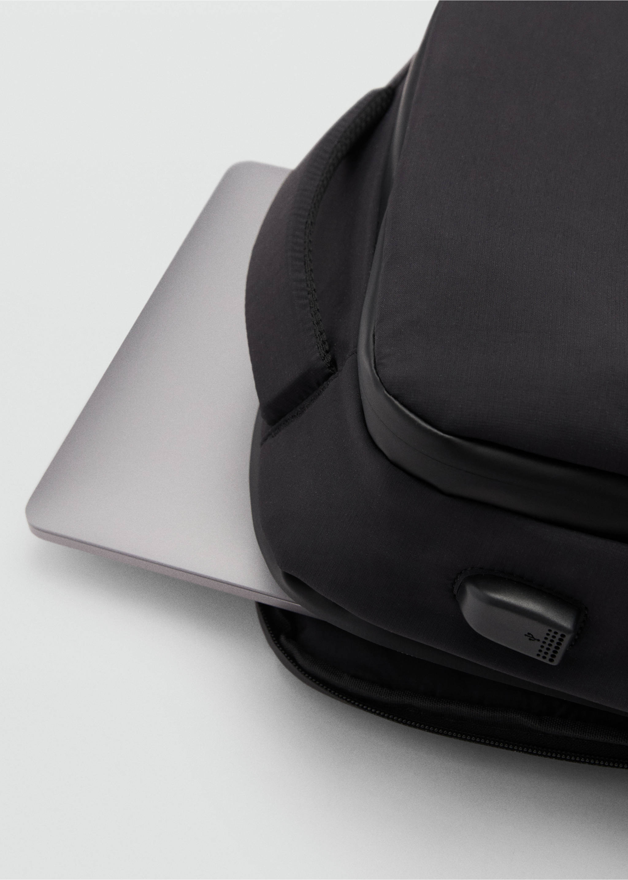 Wasserabweisender Rucksack mit USB-Anschluss - Detail des Artikels 3, Schwarz. Ref: 77055976-00.