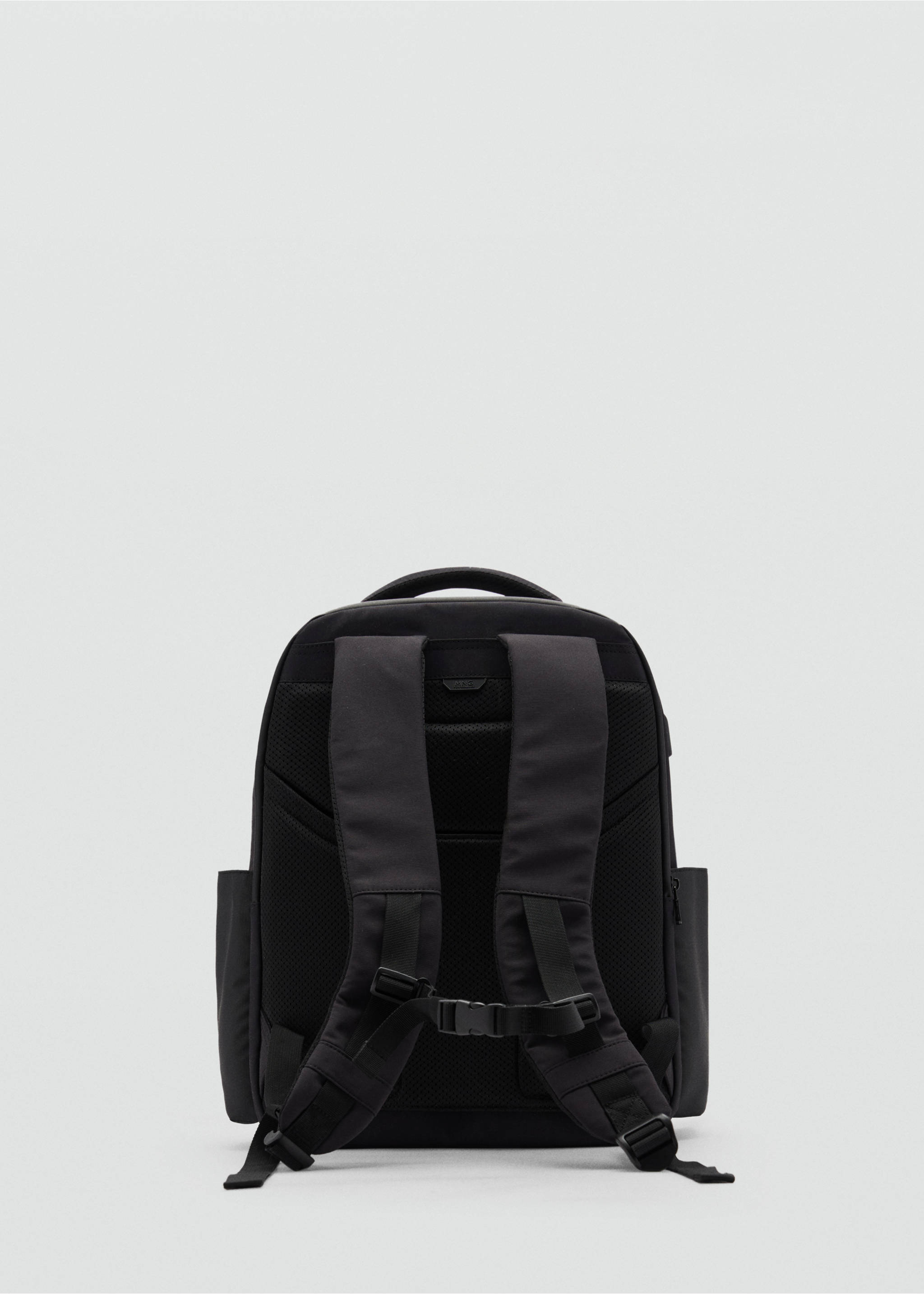 Wasserabweisender Rucksack mit USB-Anschluss - Detail des Artikels 4, Schwarz. Ref: 77055976-00.