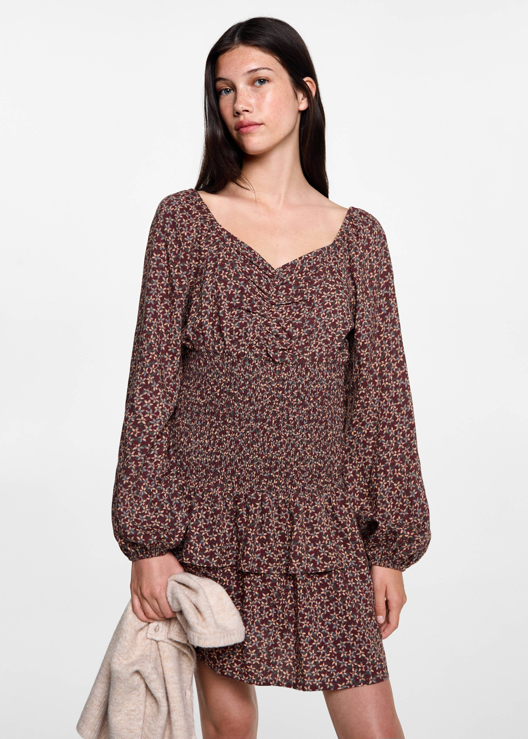 Robe à fleurs volantée - Plan moyen