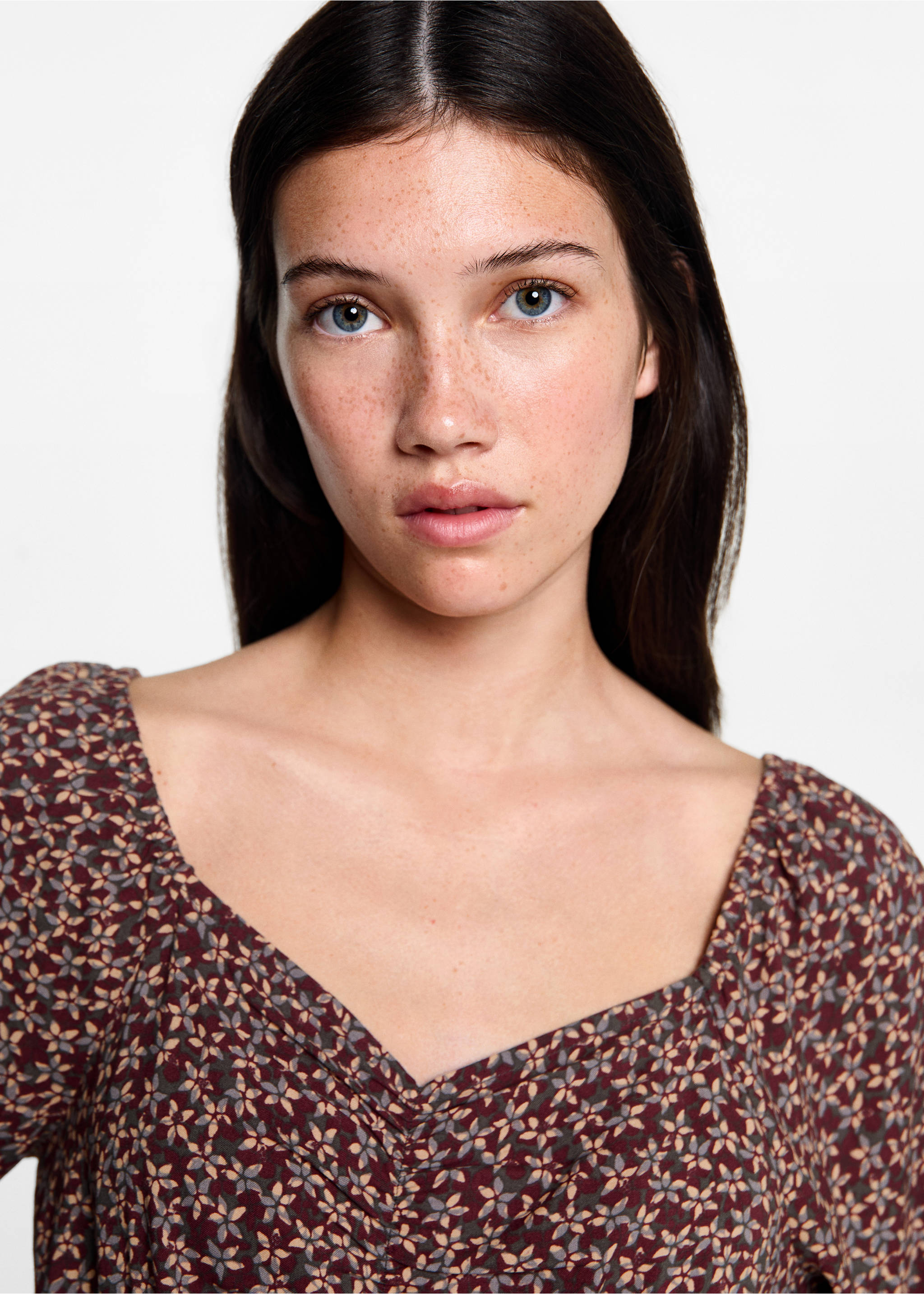 Sukienka w kwiaty z falbanami - Szczegóły artykułu 1, Burgund. Ref: 77055987-00.