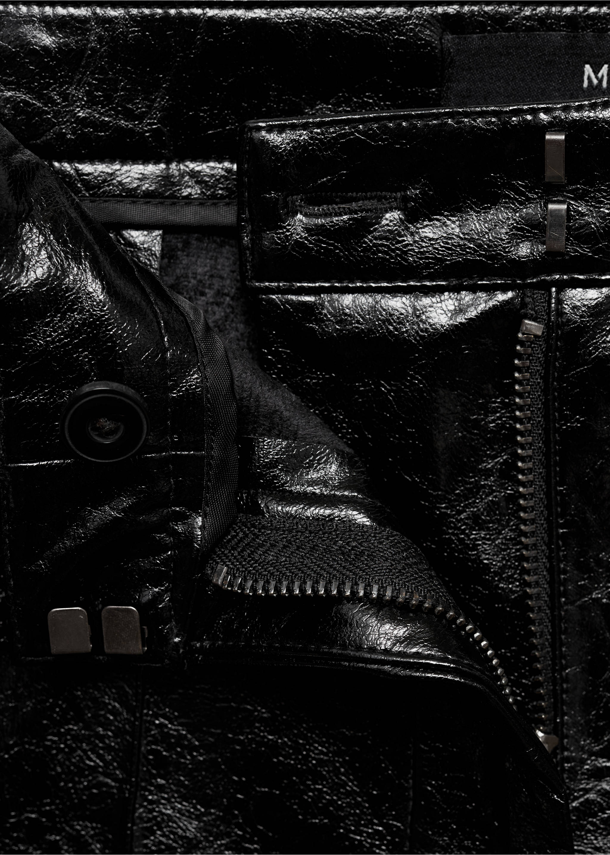 Skinny-Hose mit Leder-Effekt - Detail des Artikels 8, Schwarz. Ref: 77056723-00.