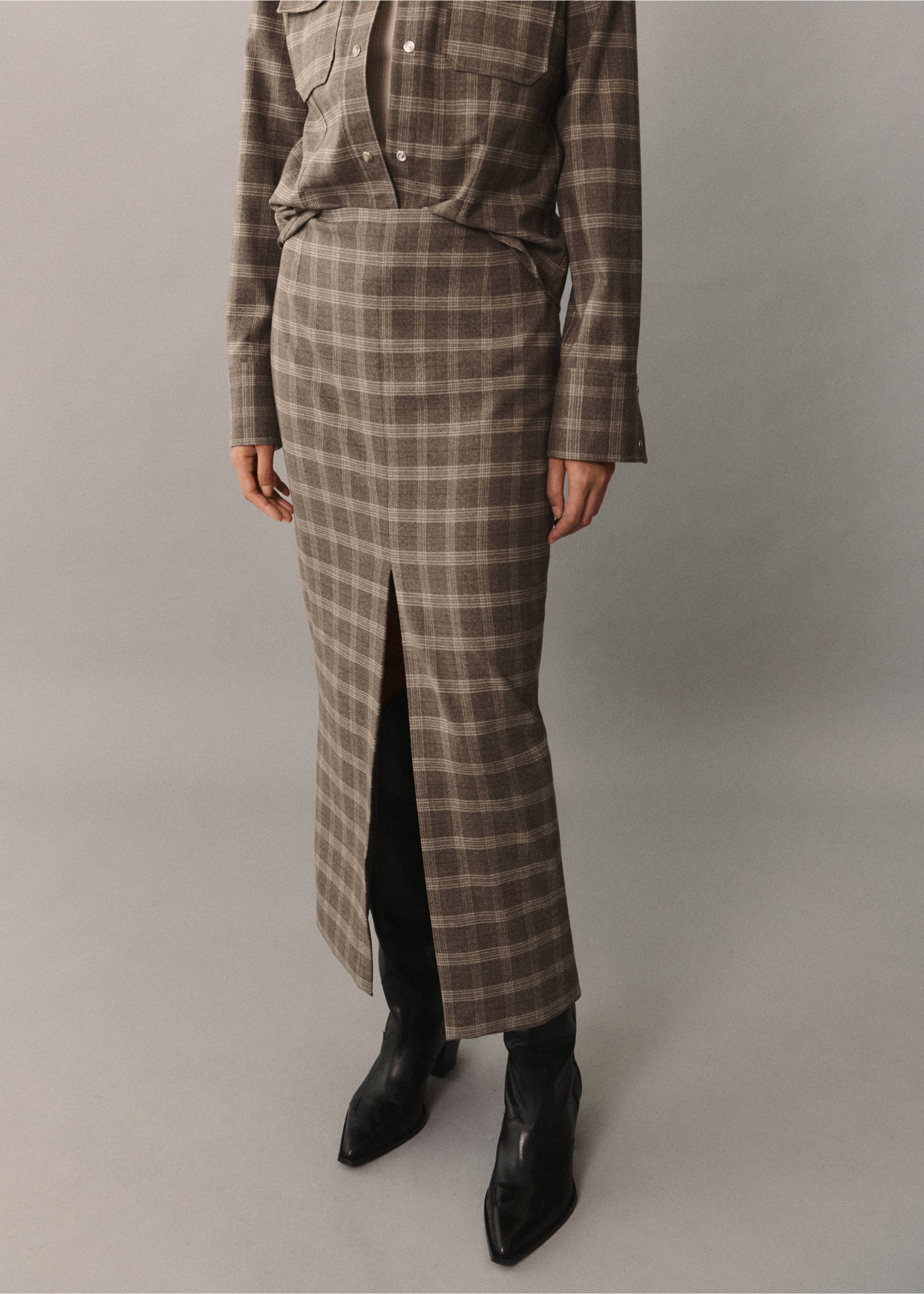 Check skirt with slit - Medium plane, Beige. Ref: 77056727-00.