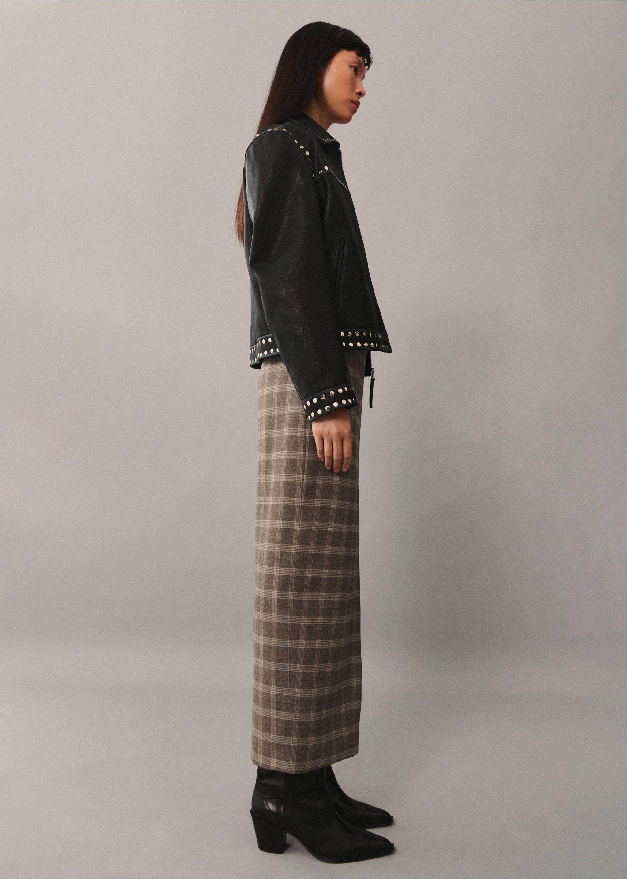 Check skirt with slit - Details of the article 2, Beige. Ref: 77056727-00.