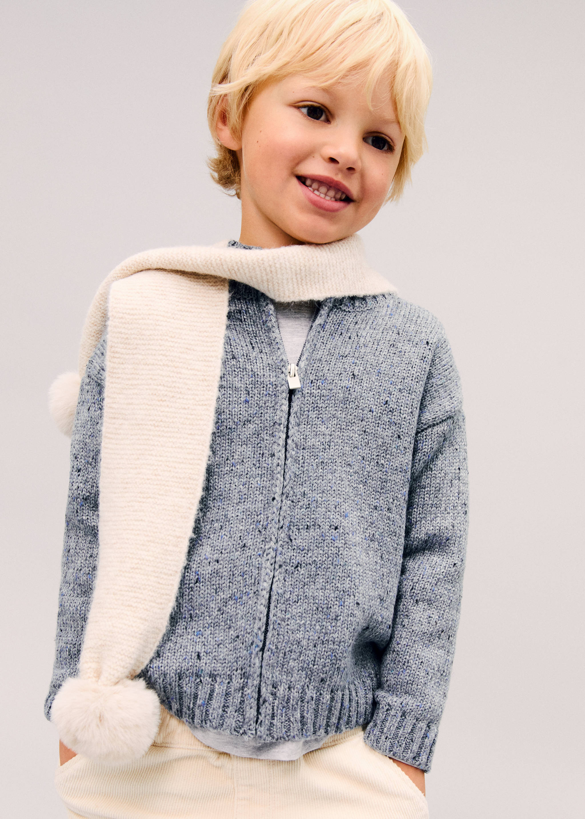 Scarf hat with pompoms - Details of the article 5