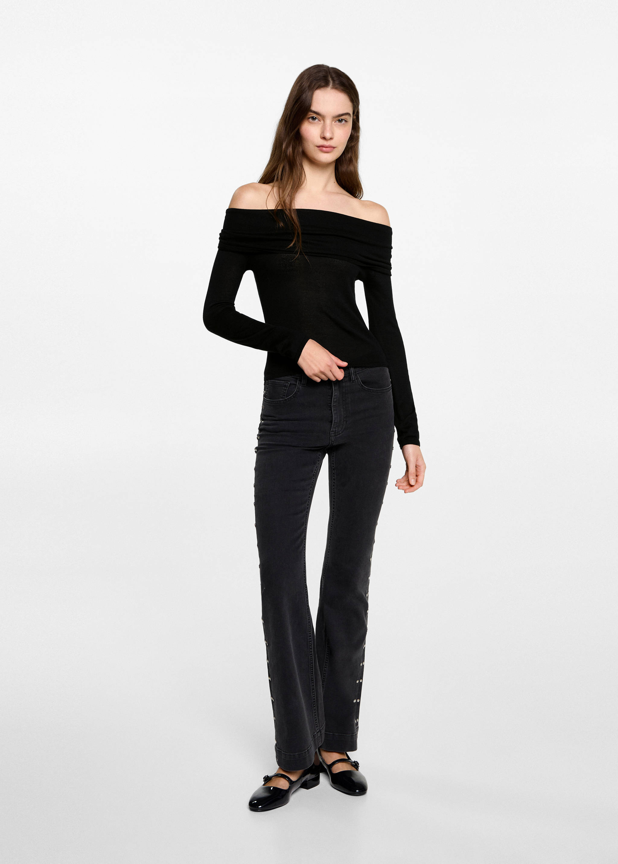 Camisola com ombros de fora - Plano geral