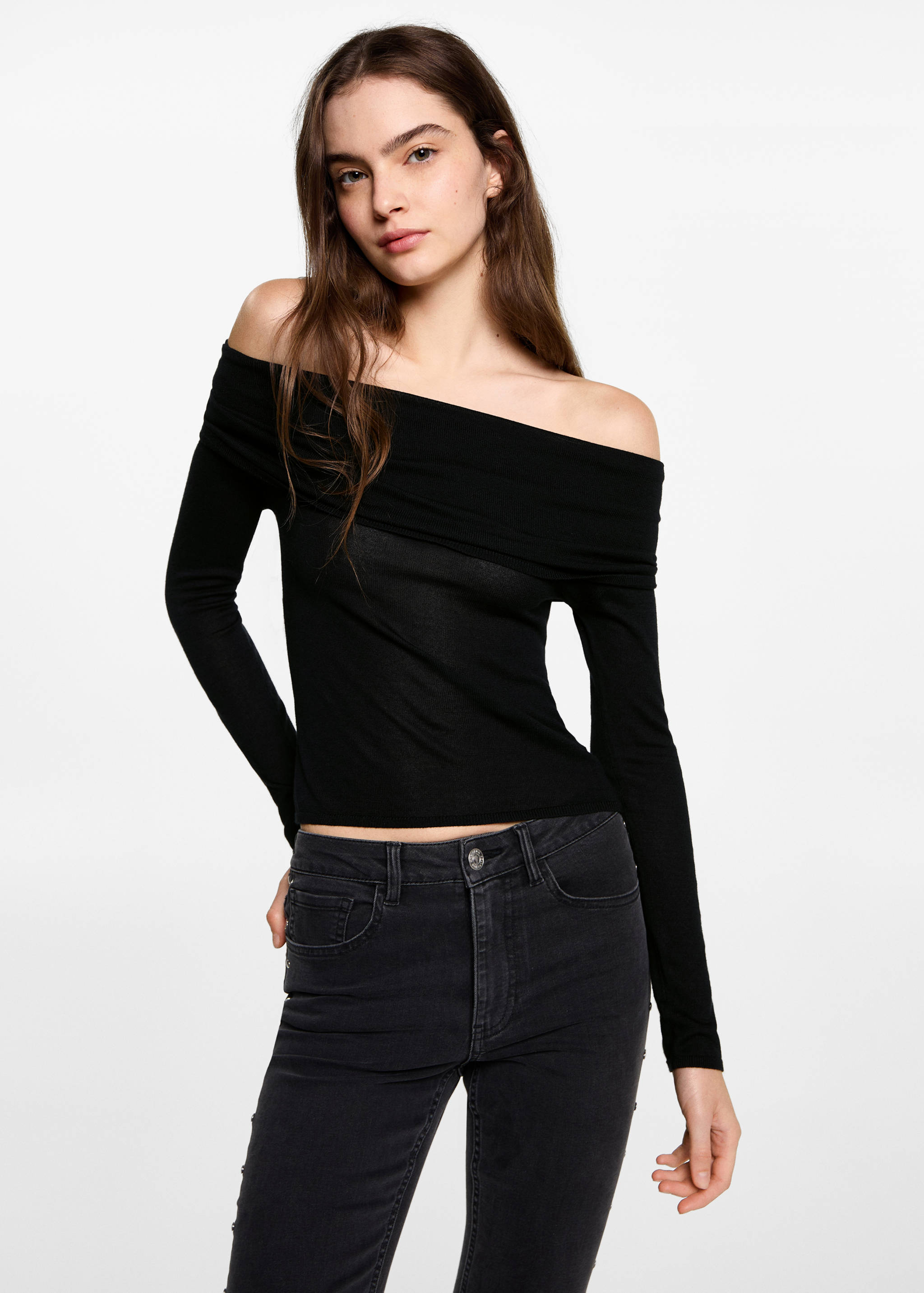 Camisola com ombros de fora - Plano médio