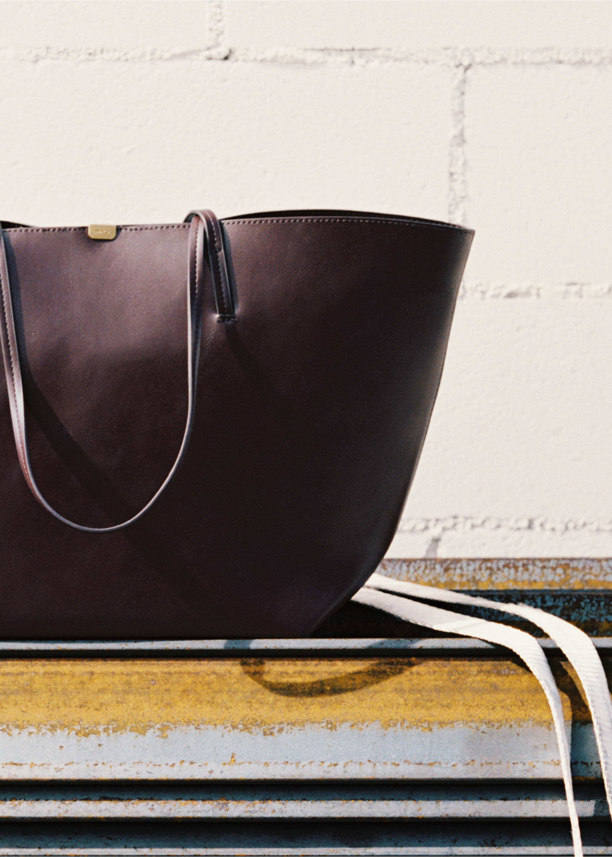 Shopper bag with metallic detail - Details of the article 6, Brown. Ref: 77056746-00.