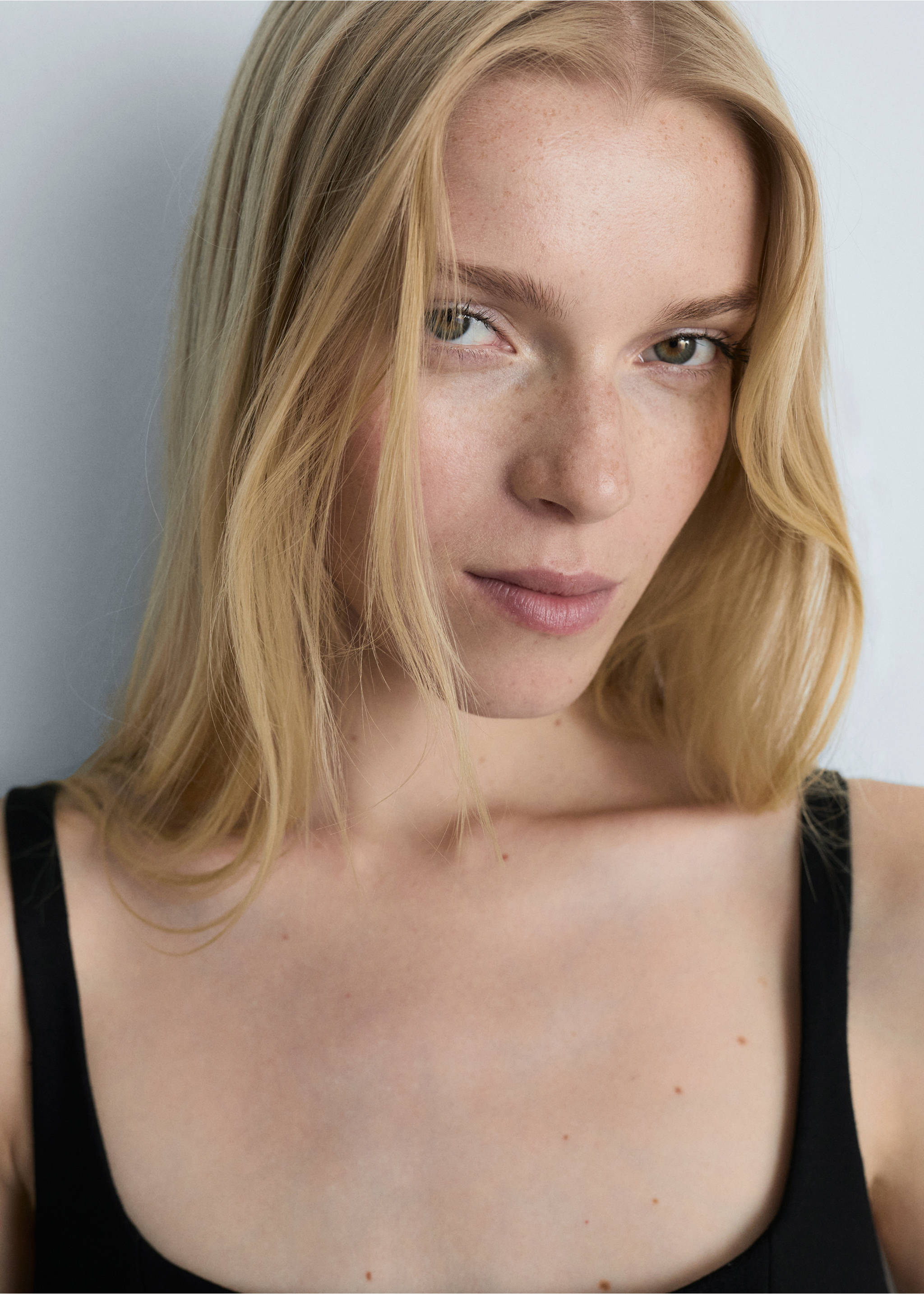 Short dress with square neckline - Details of the article 1, Black. Ref: 77056755-00.