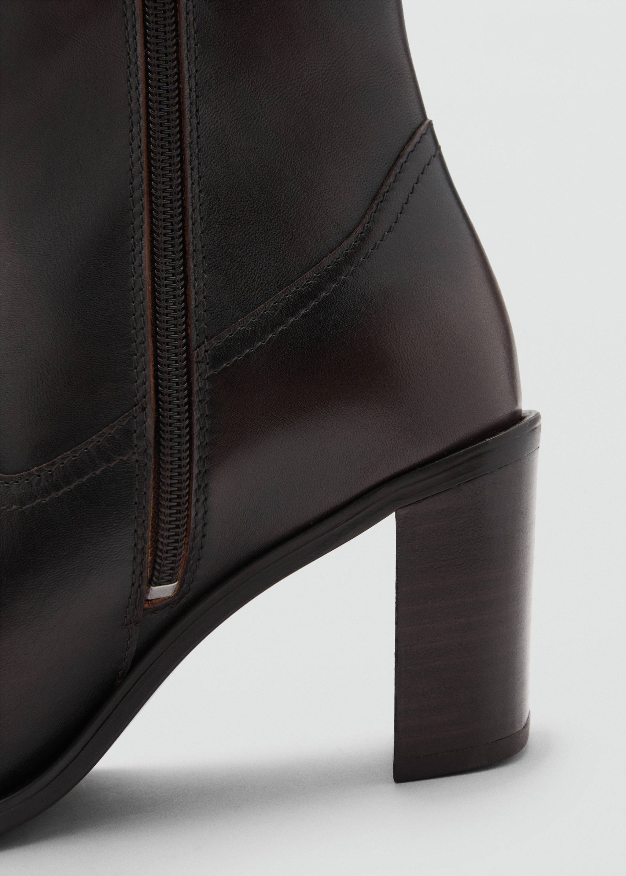 Leather ankle boots with block heel - Details of the article 2