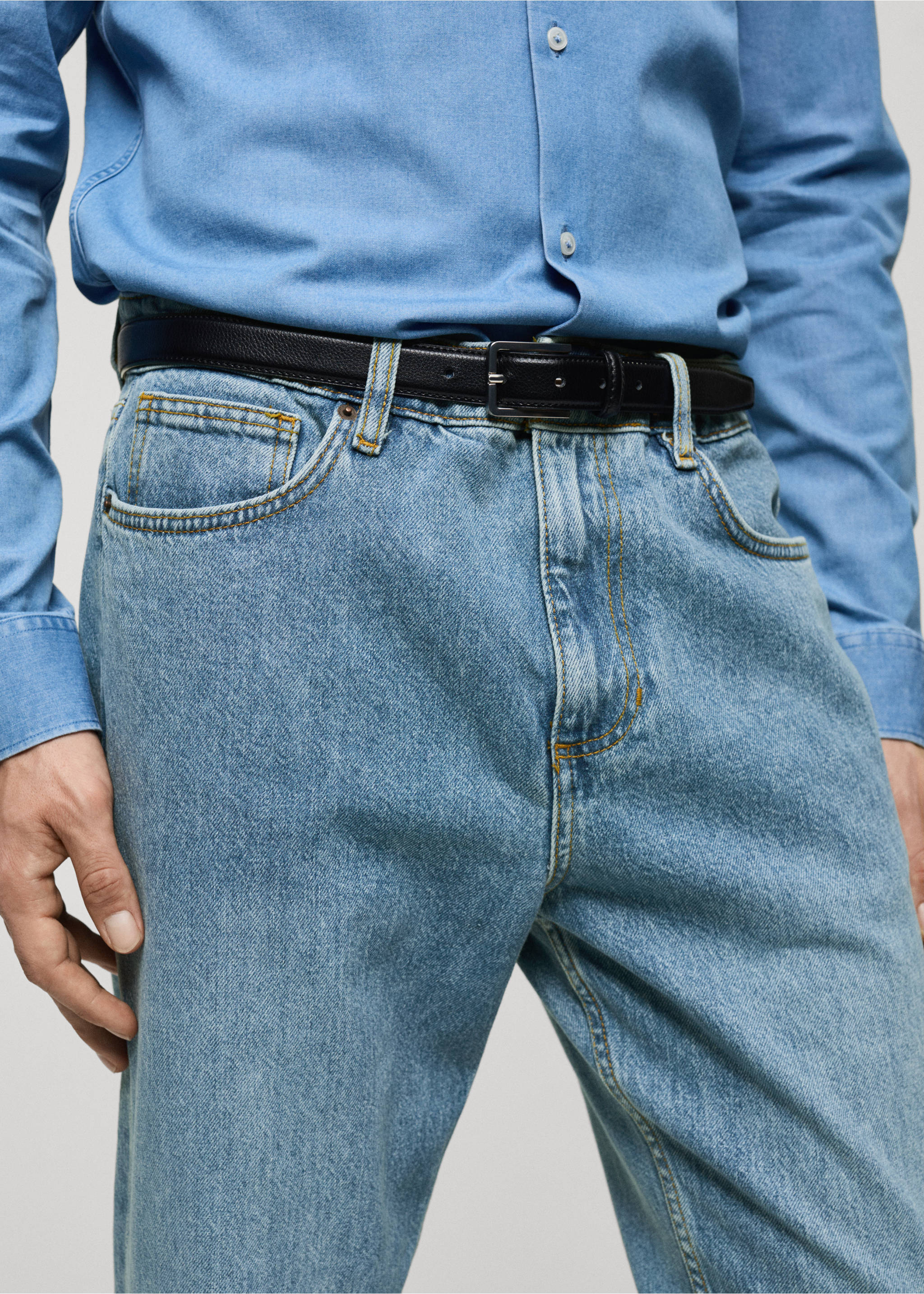 Tapered-fit jeans in light wash - Details of the article 1, Medium Blue. Ref: 77056765-00.