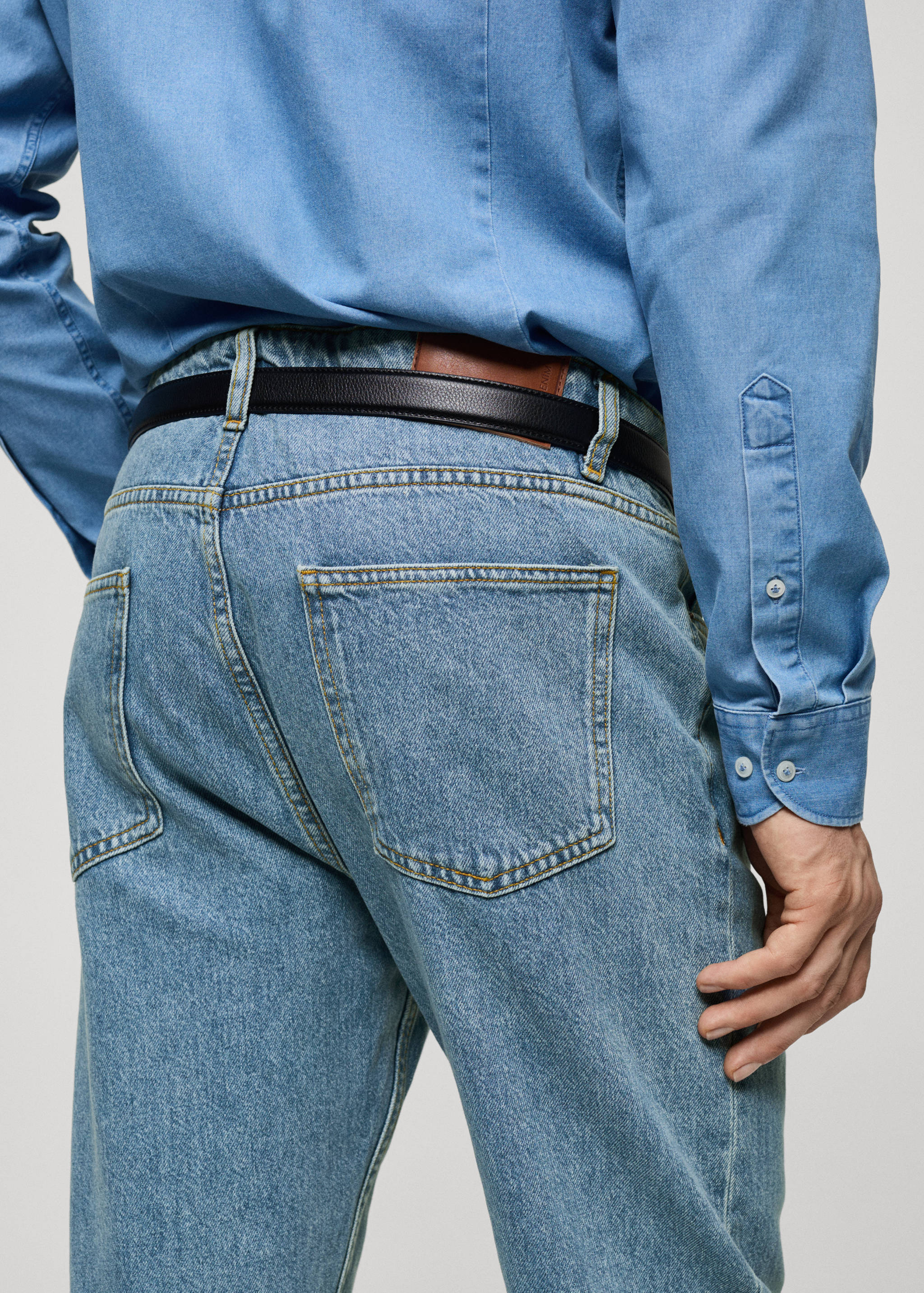 Tapered-Fit-Jeans mit heller Waschung - Detail des Artikels 6