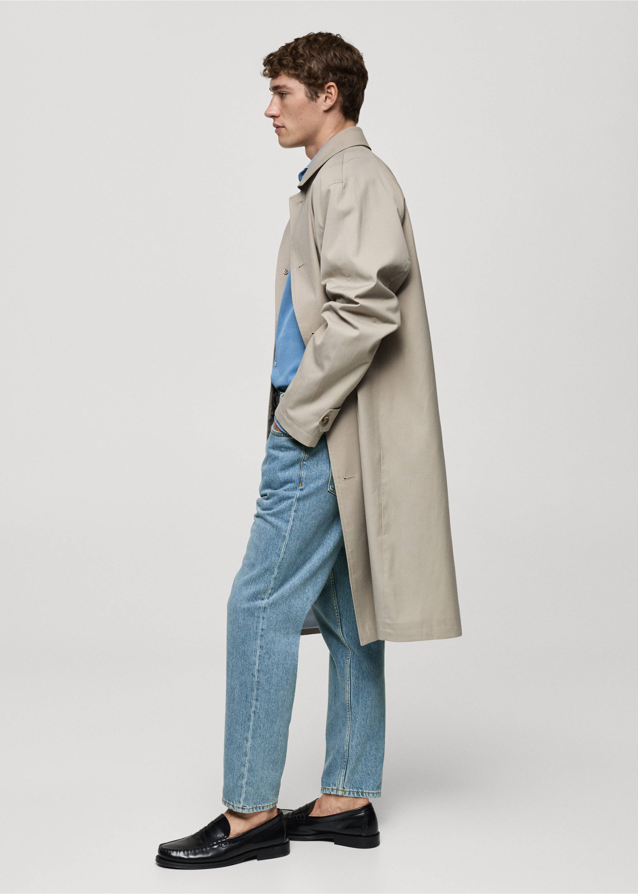 Tapered-fit jeans in light wash - Details of the article 2, Medium Blue. Ref: 77056765-00.