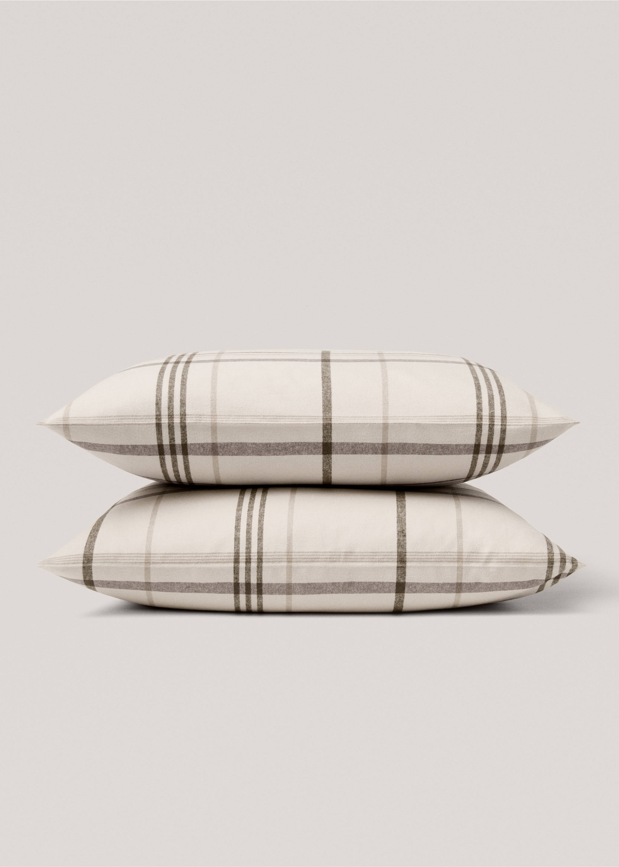 Funda almohada cuadros franela 60x60cm - Details of the article 1, Beige. Ref: 77057654-00.