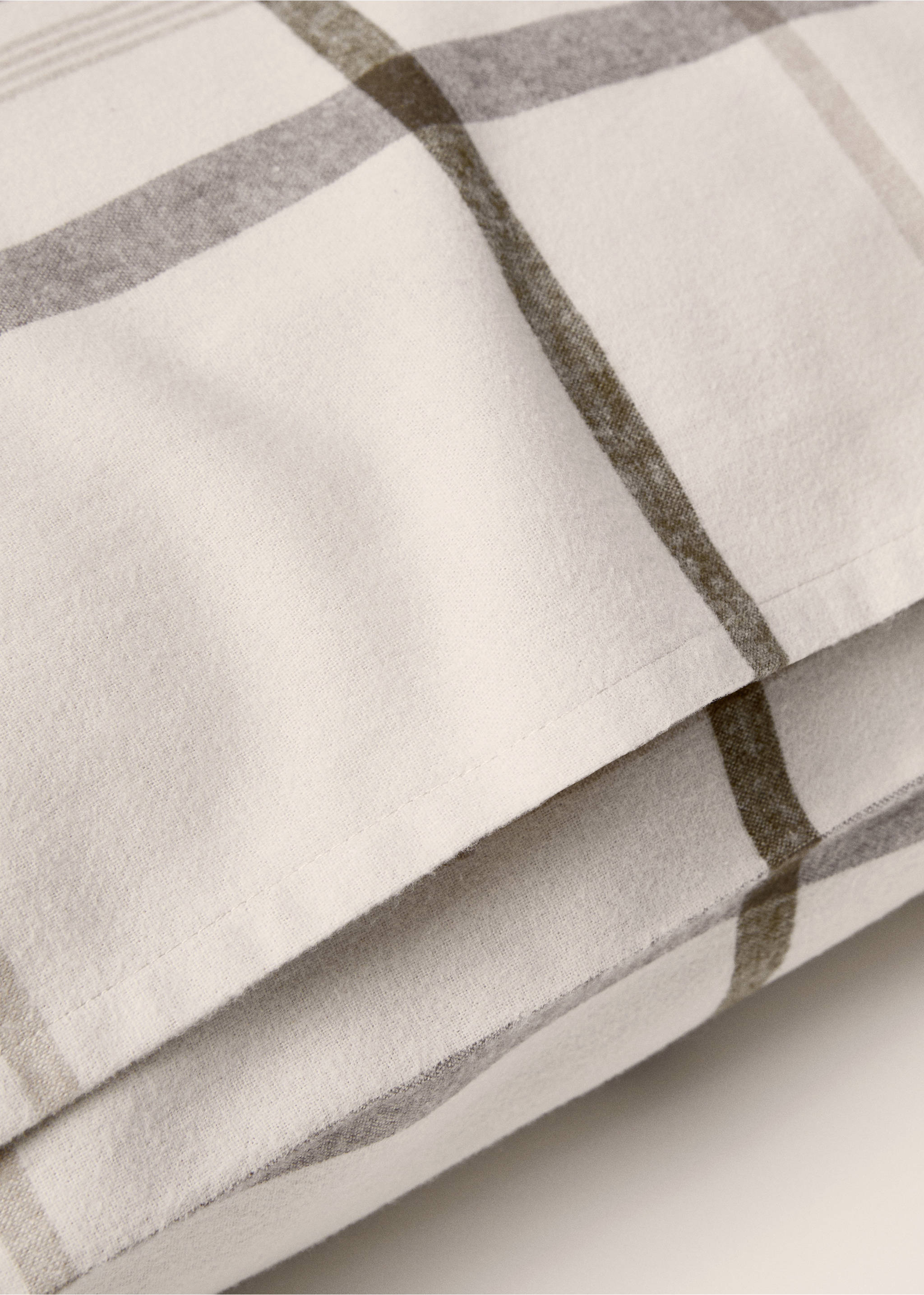 Funda almohada cuadros franela 60x60cm - Details of the article 2, Beige. Ref: 77057654-00.
