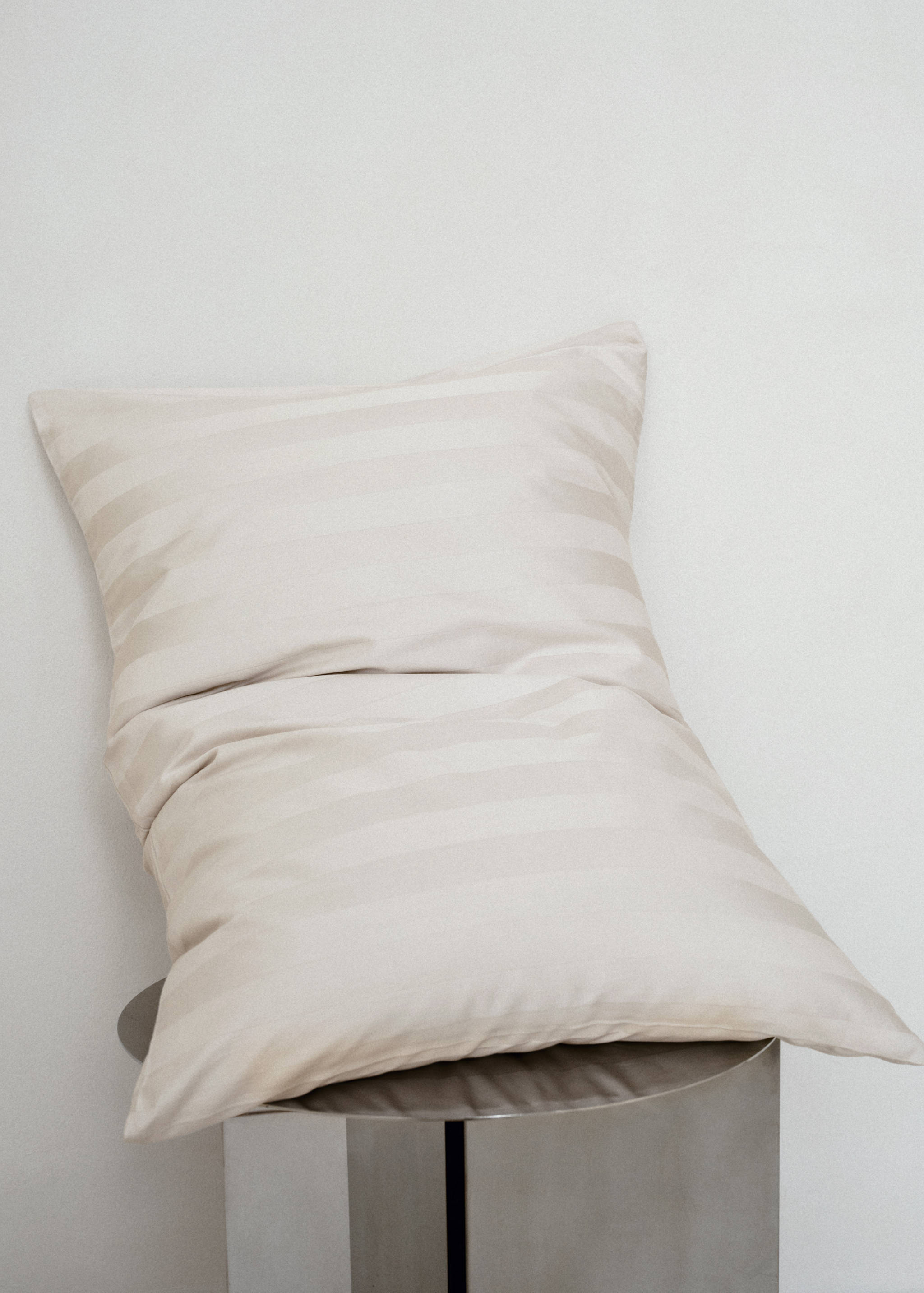 Two cotton satin jacquard striped pillowcases 50x75 cm - Details of the article 6