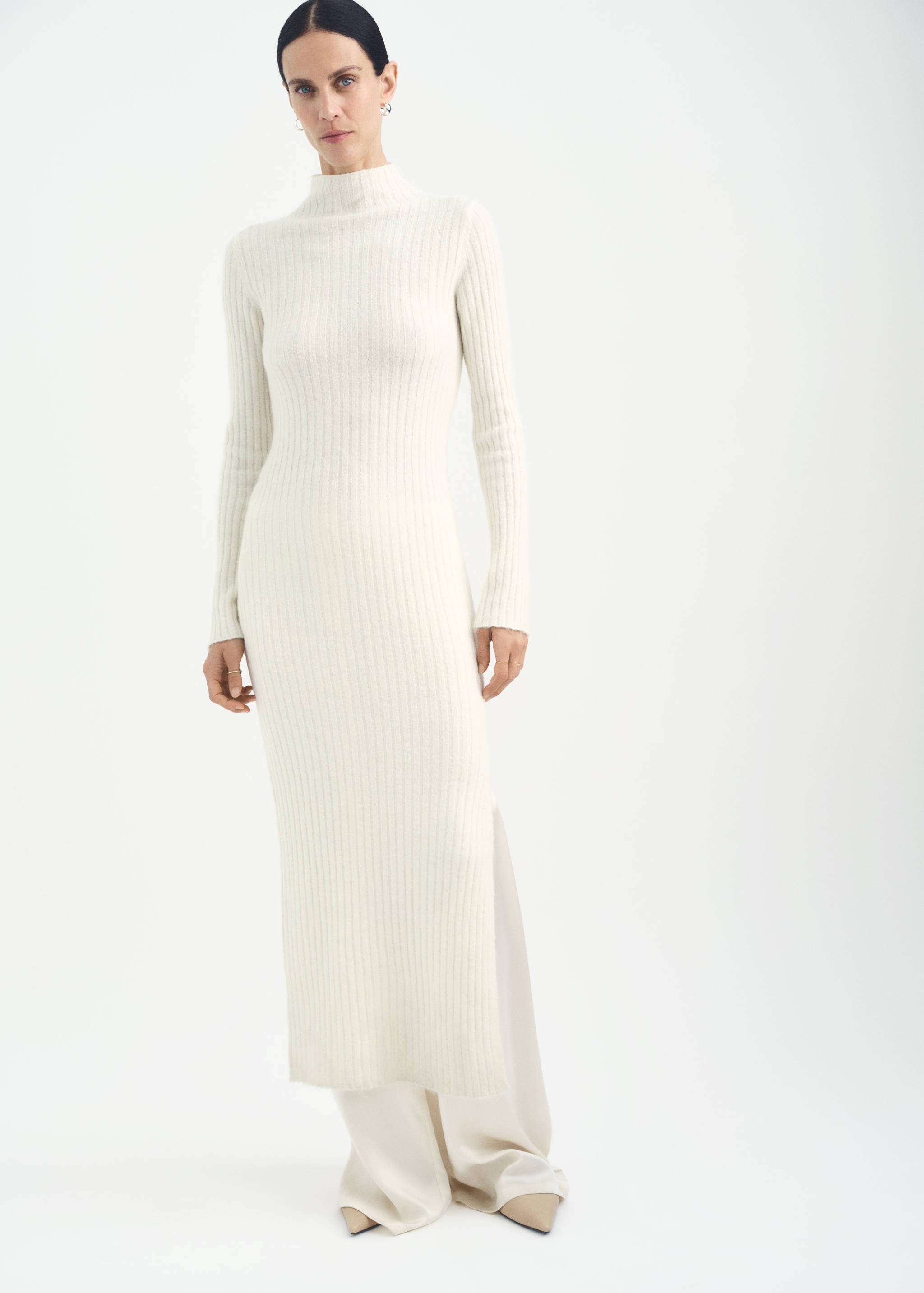 Ribbed knit dress with opening - Details of the article 6, Ecru. Ref: 77057699-00.
