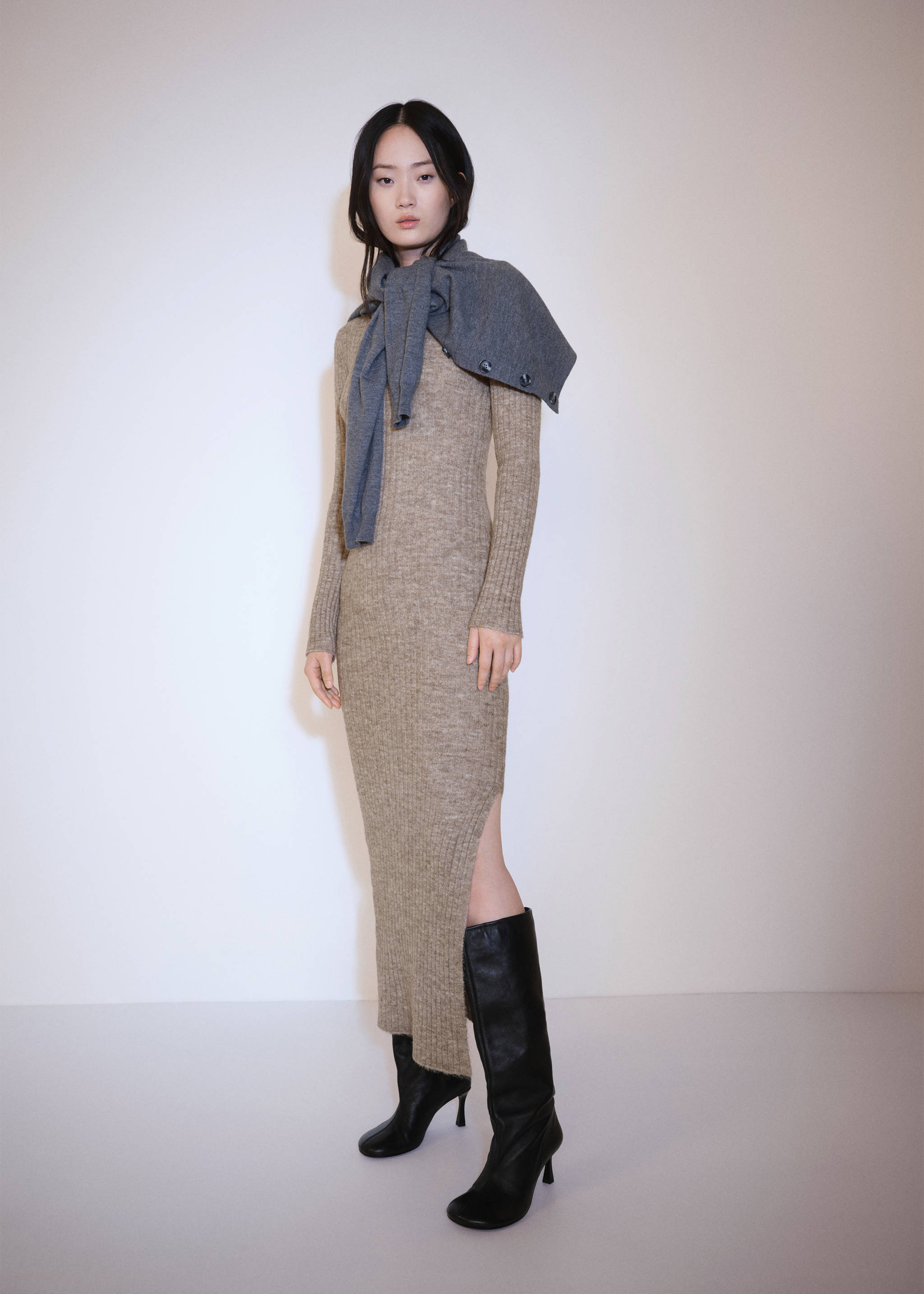 Ribbed knit dress with opening - General plane