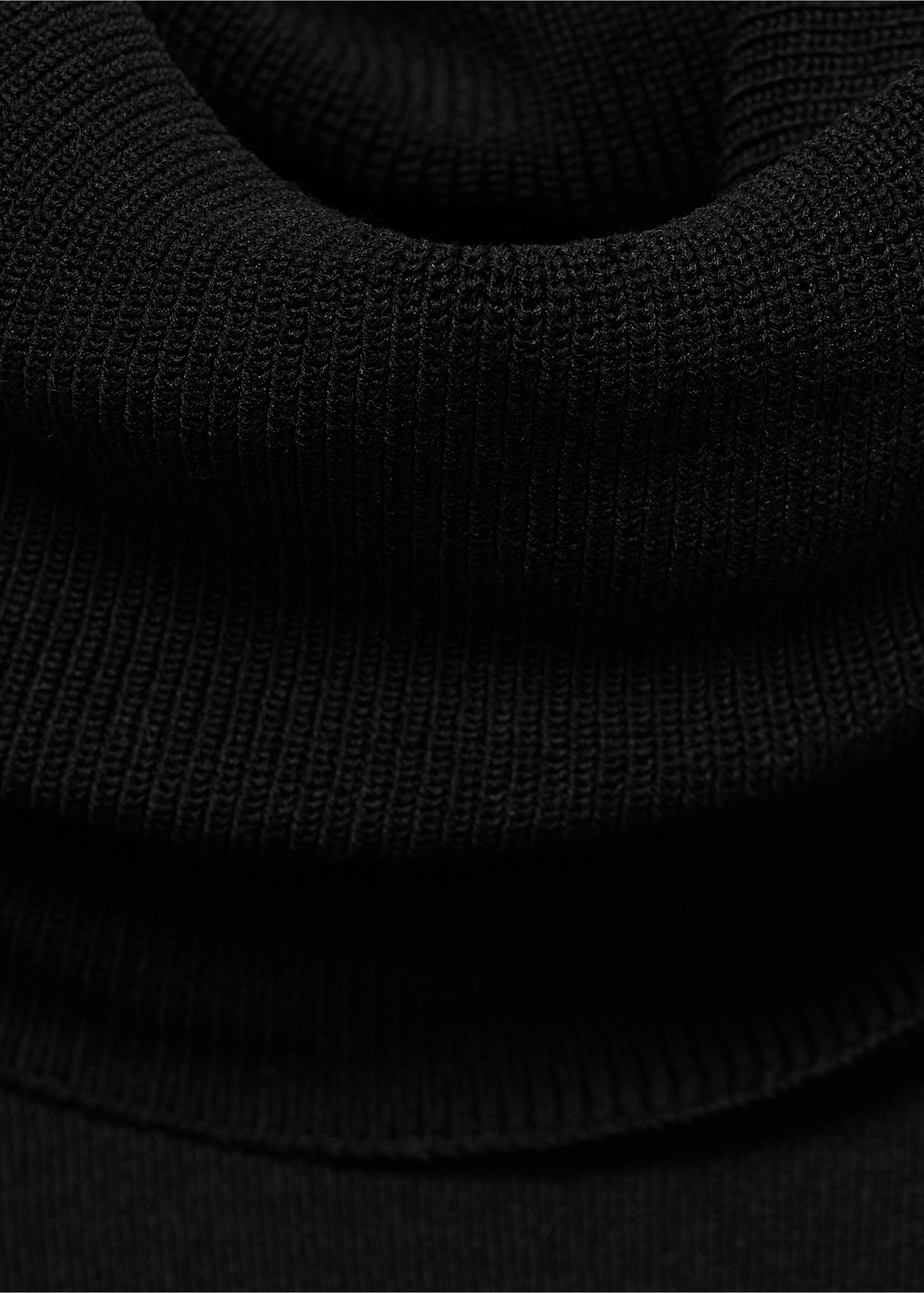 Top maille col roulé - Détail de l'article 8, Noir. Ref: 77057711-00.