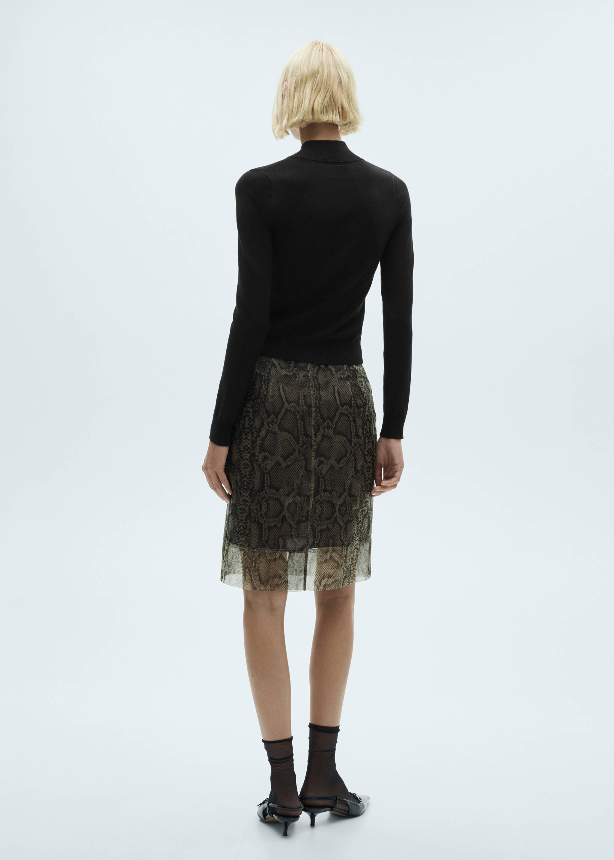 Fine knit sweater with buttons - Reverse of the article