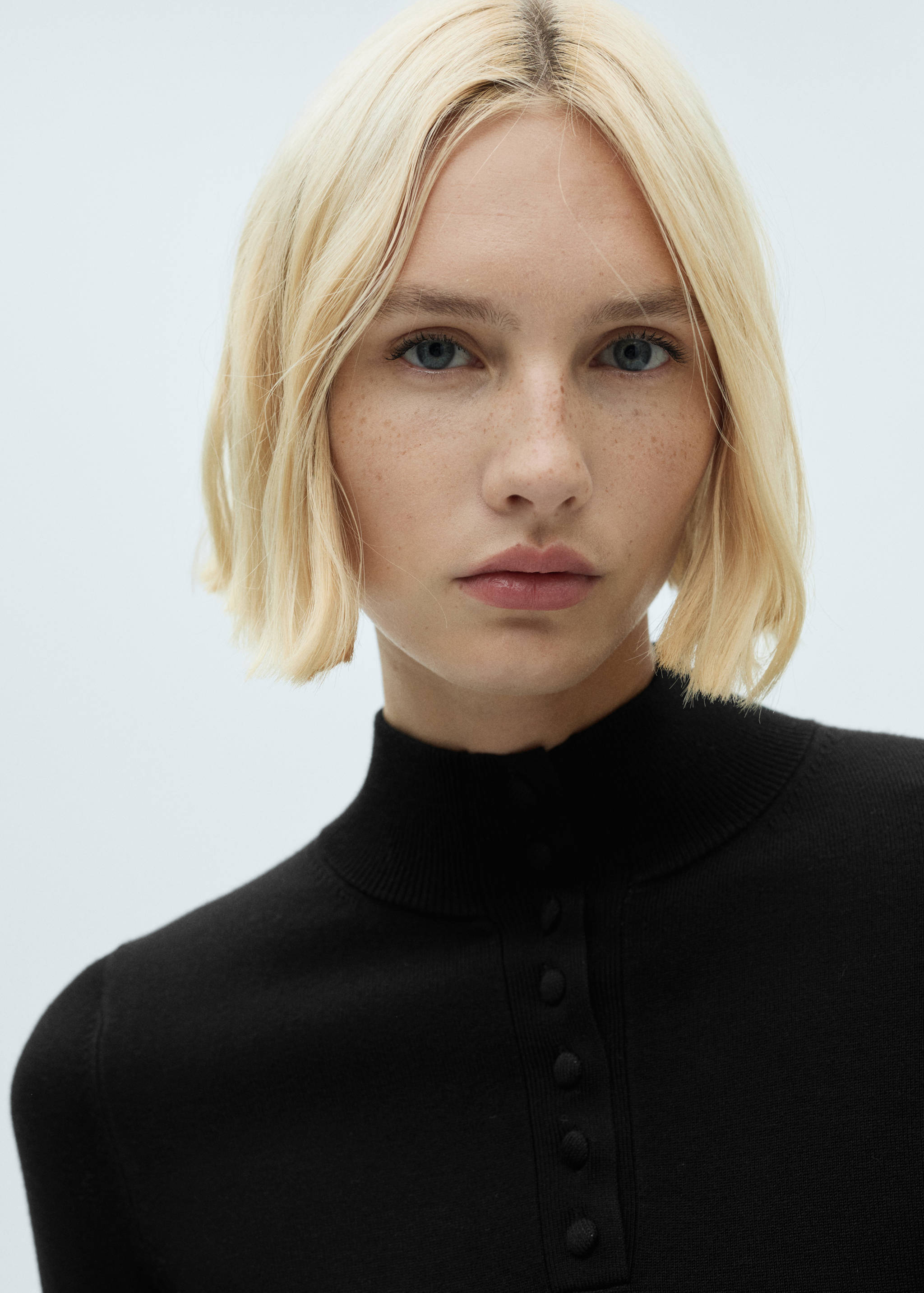 Fine knit sweater with buttons - Details of the article 1