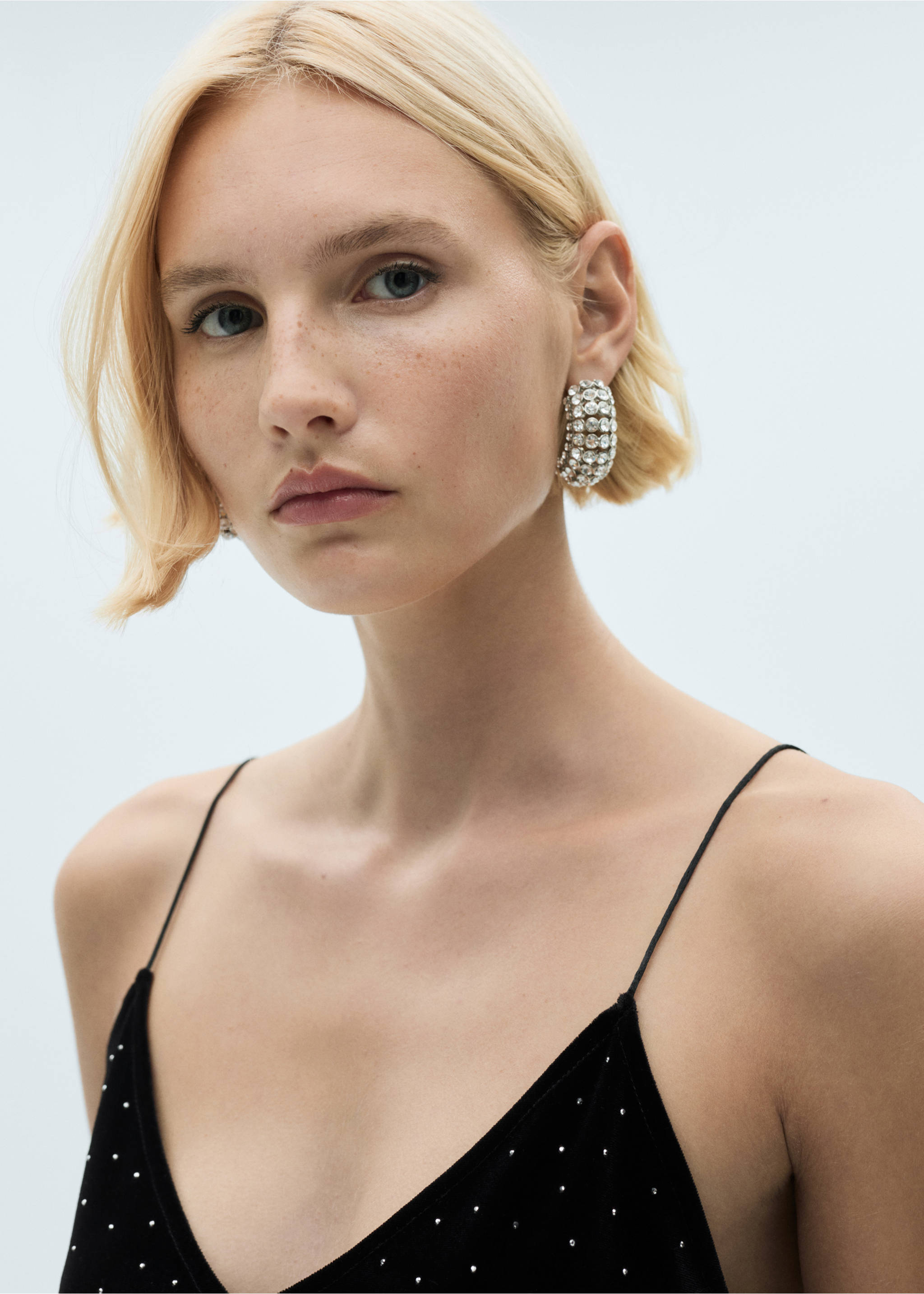 Strasszköves bársonyfelső - A termék adatai 1, Fekete. Ref: 77059059-00.