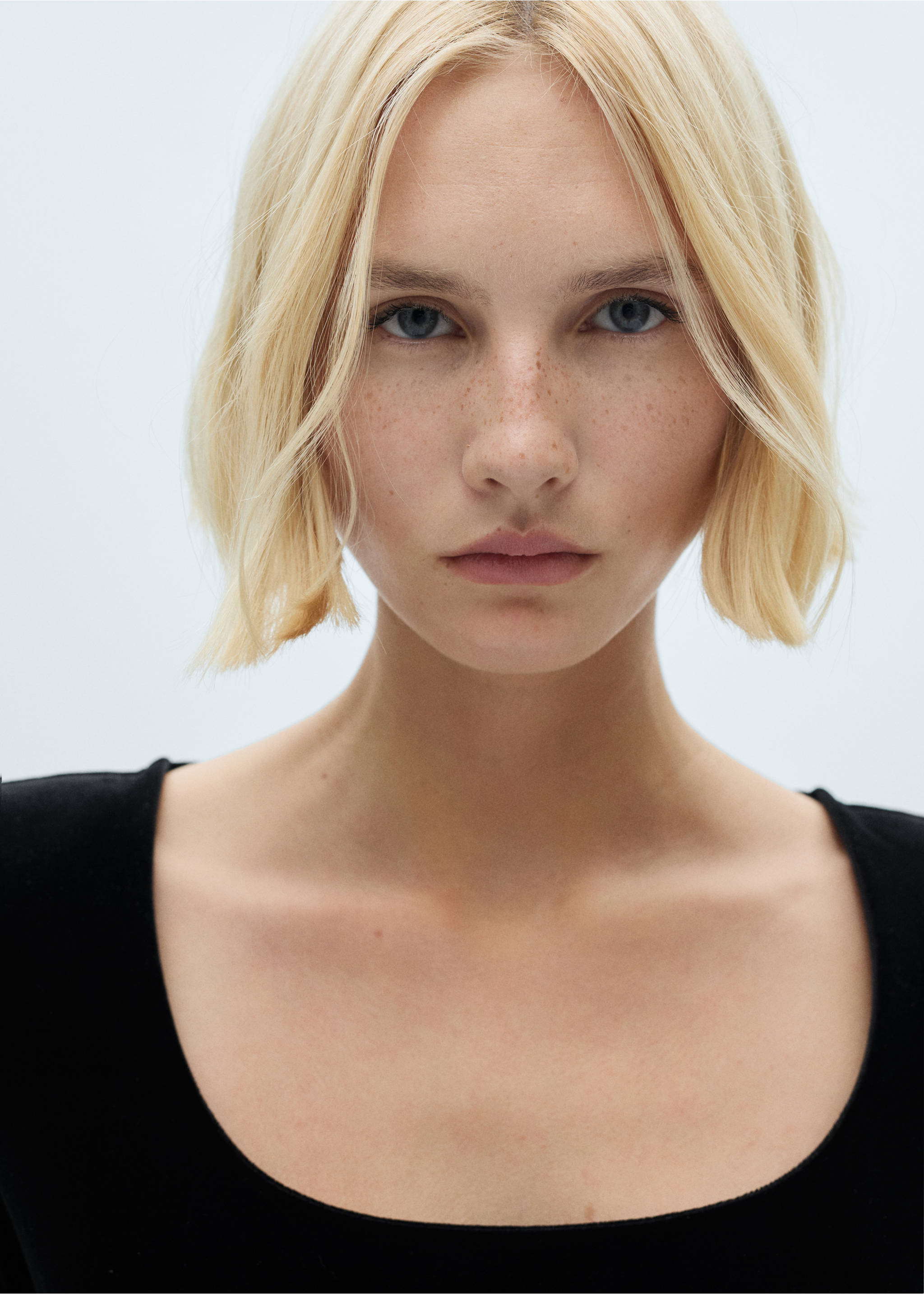 Samtkleid mit weitem Ausschnitt - Detail des Artikels 1, Schwarz. Ref: 77059063-00.